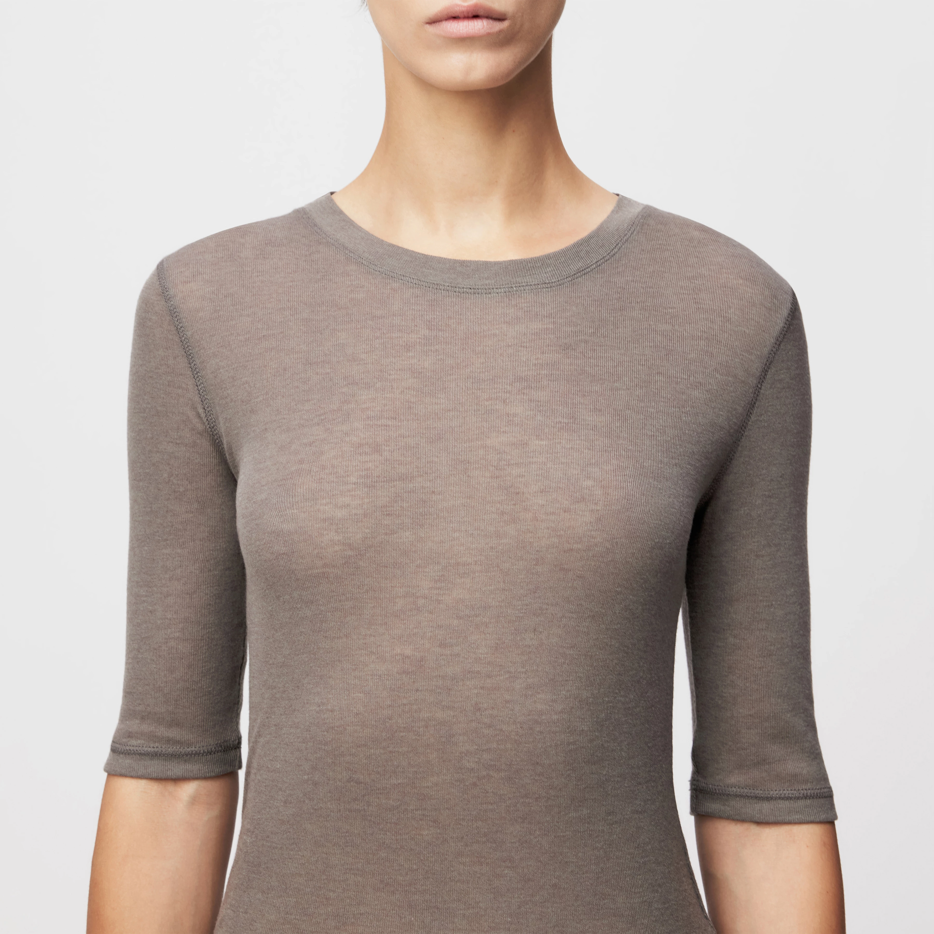 SELAY - Schmales Oberteil in Lyocell-Wolle-Mix - Damen - grau - Detailansicht am Model