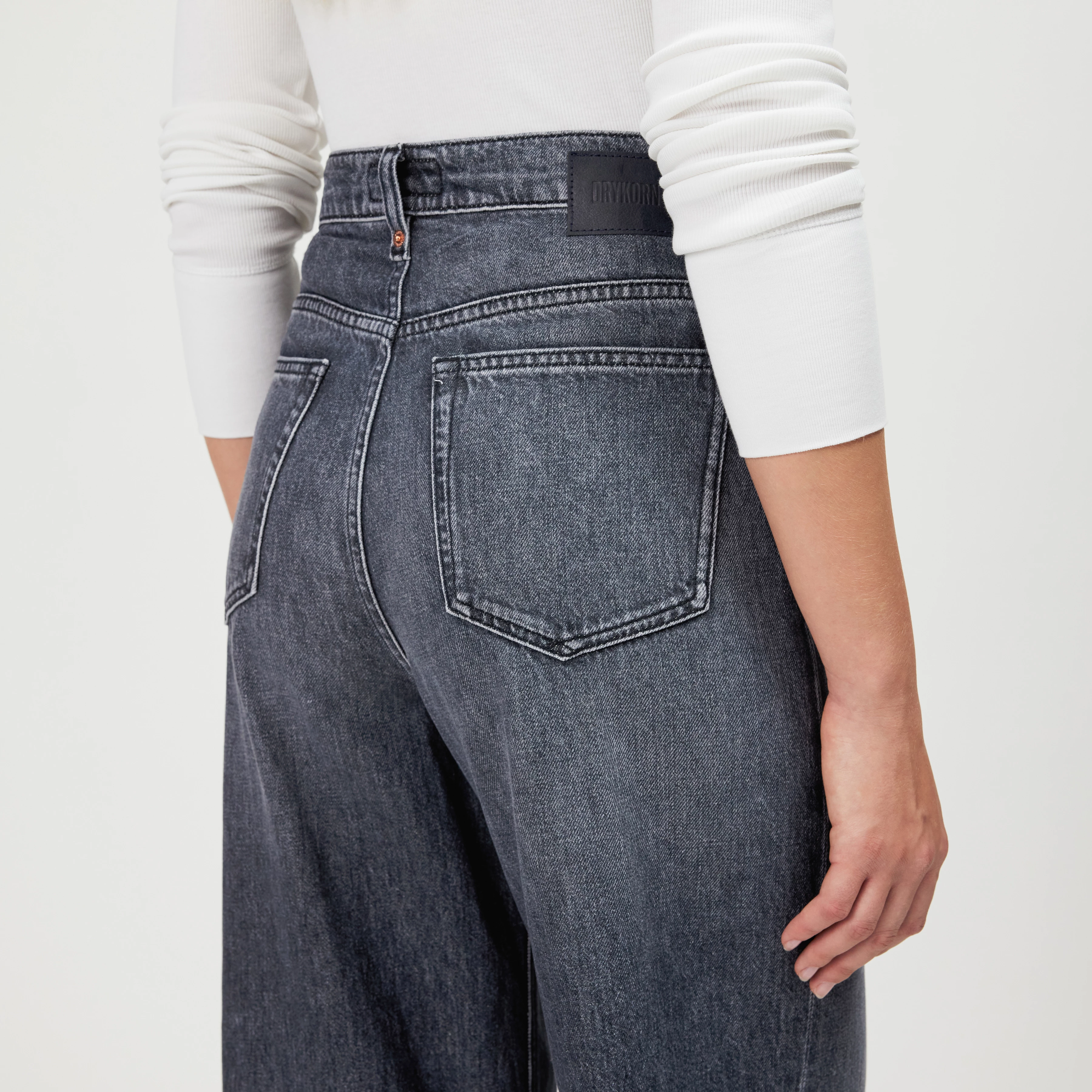 SEAR_1 - High Waist Denim with Wide Leg and Open Cut - women - blue - Detailansicht am Model