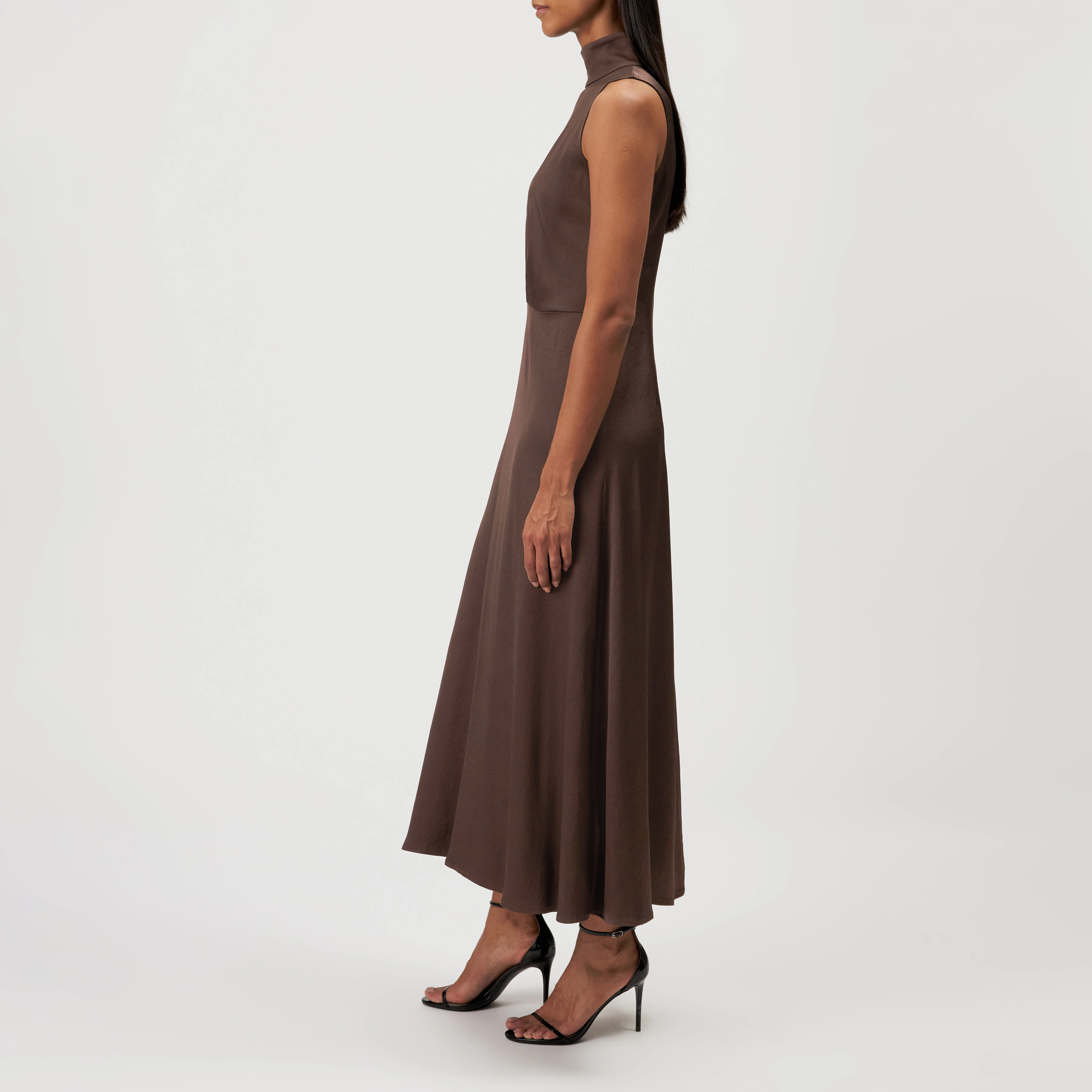 AMABEL - Satin maxi dress with stand-up collar - women - brown - Seitenansicht