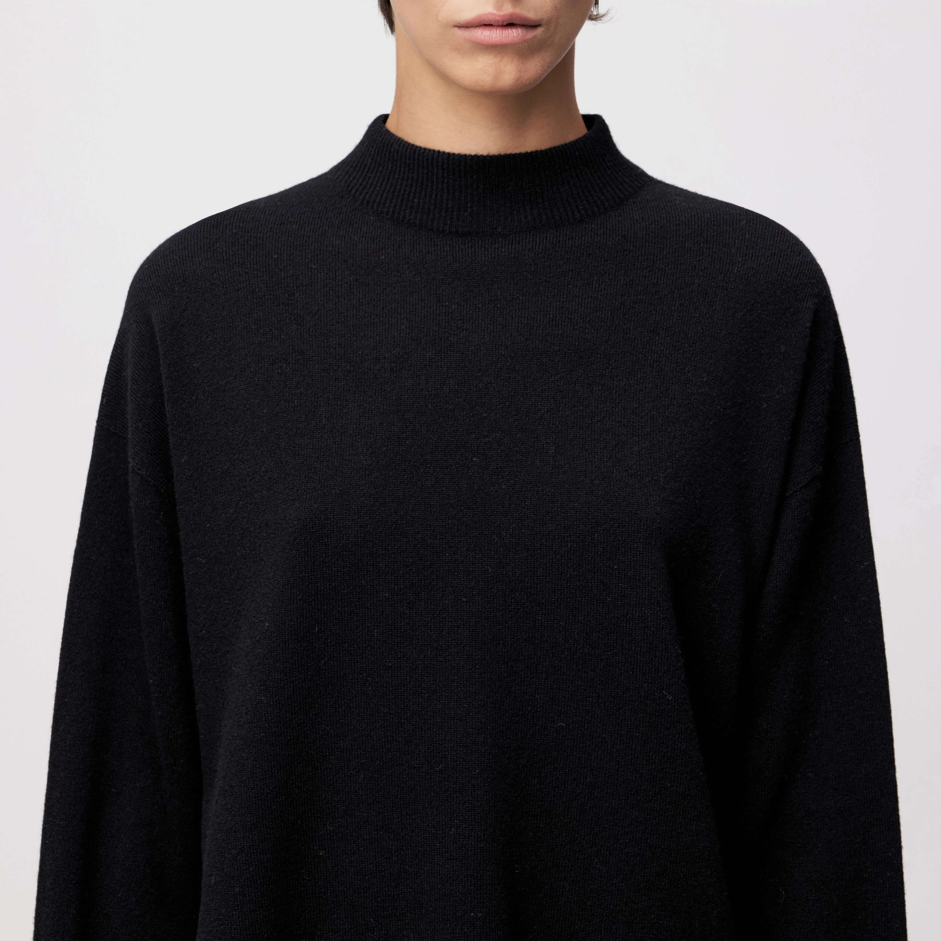 TIMOTHEA_2 - Oversized jumper in fine virgin wool - women - Natural Aluminium - Detailansicht am Model