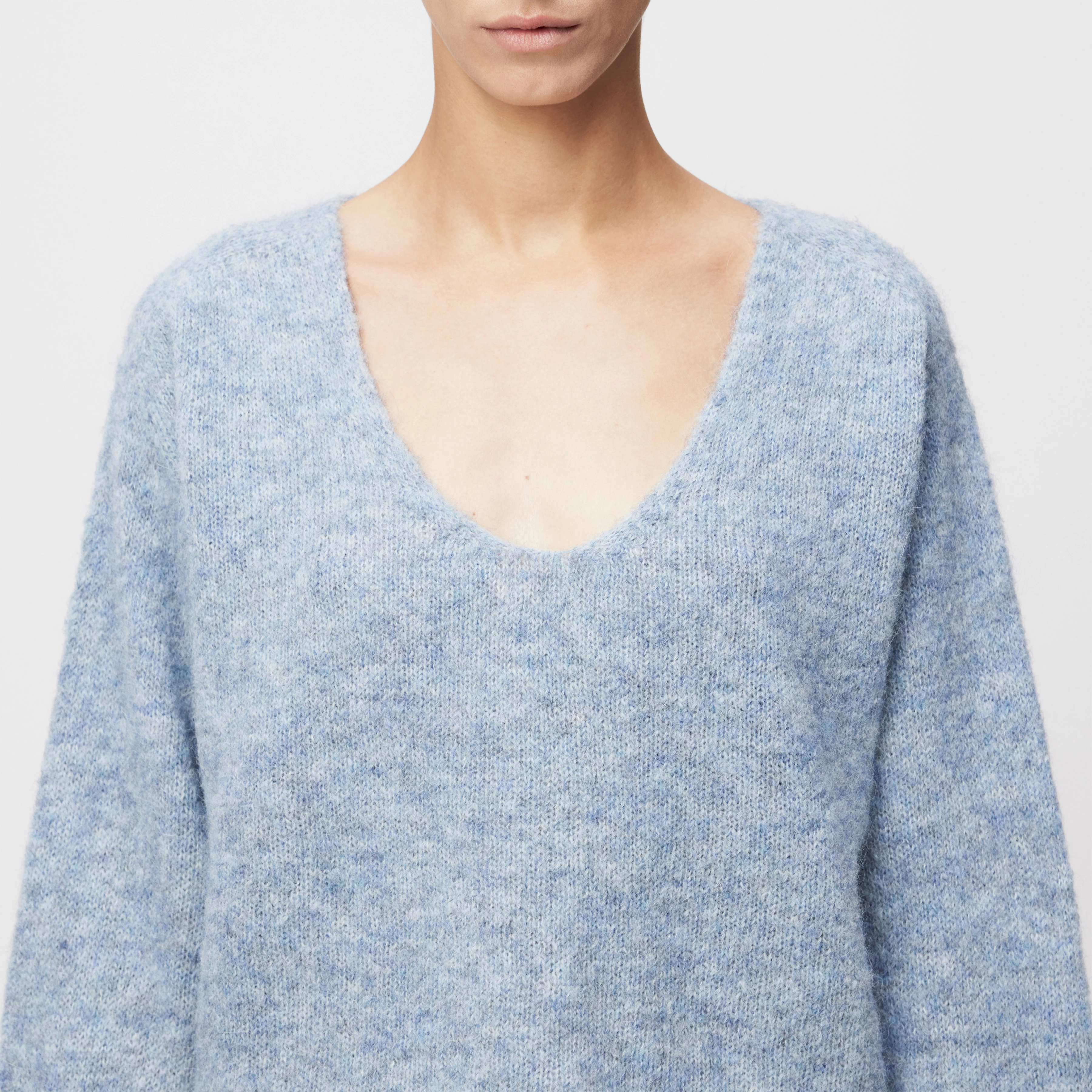 SOMAIJA - Oversized Pullover in luxuriösem Alpaka-Mix - Damen - blau - Detailansicht am Model