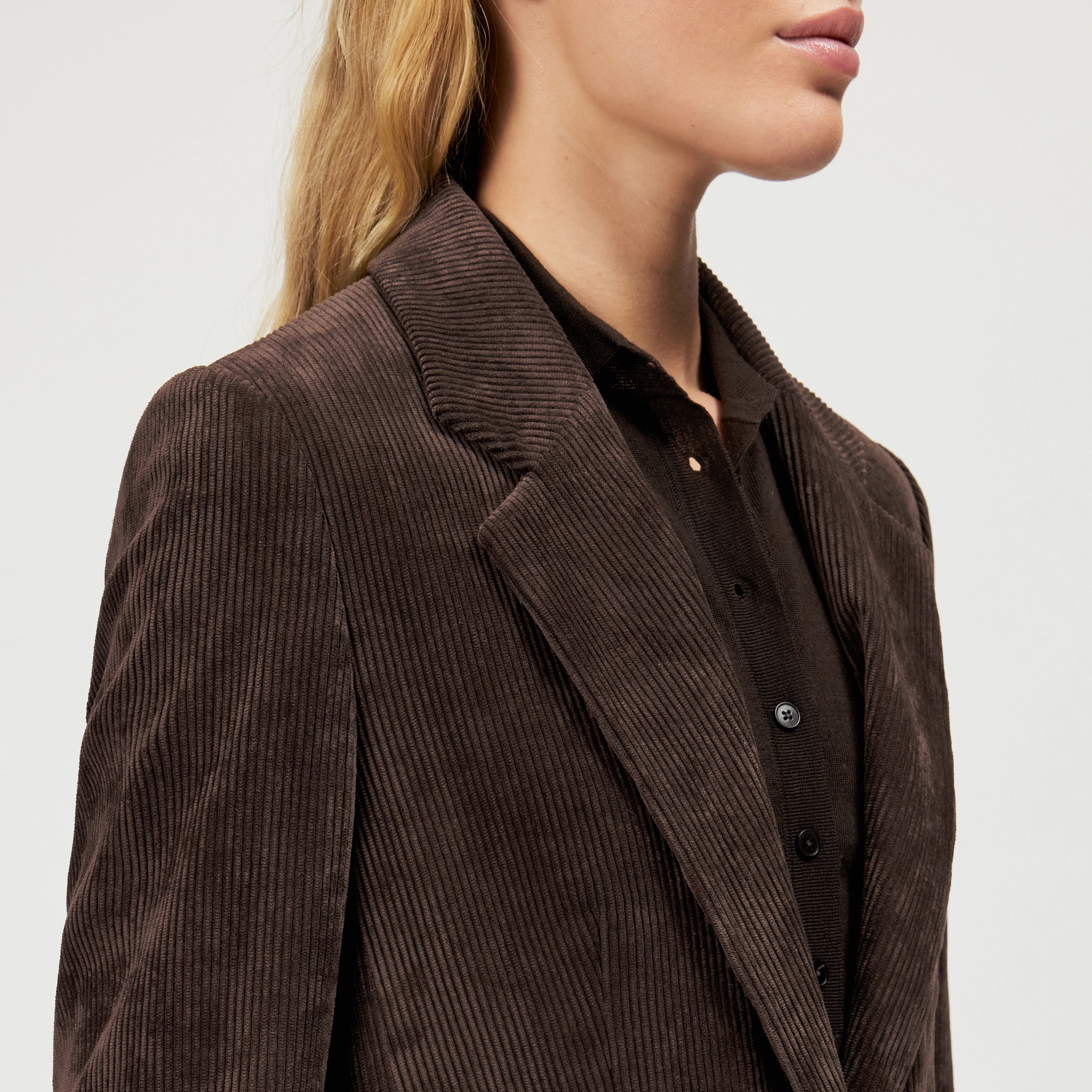 GLENDALE - Boyfriend blazer in corduroy - women - brown - Detailansicht am Model