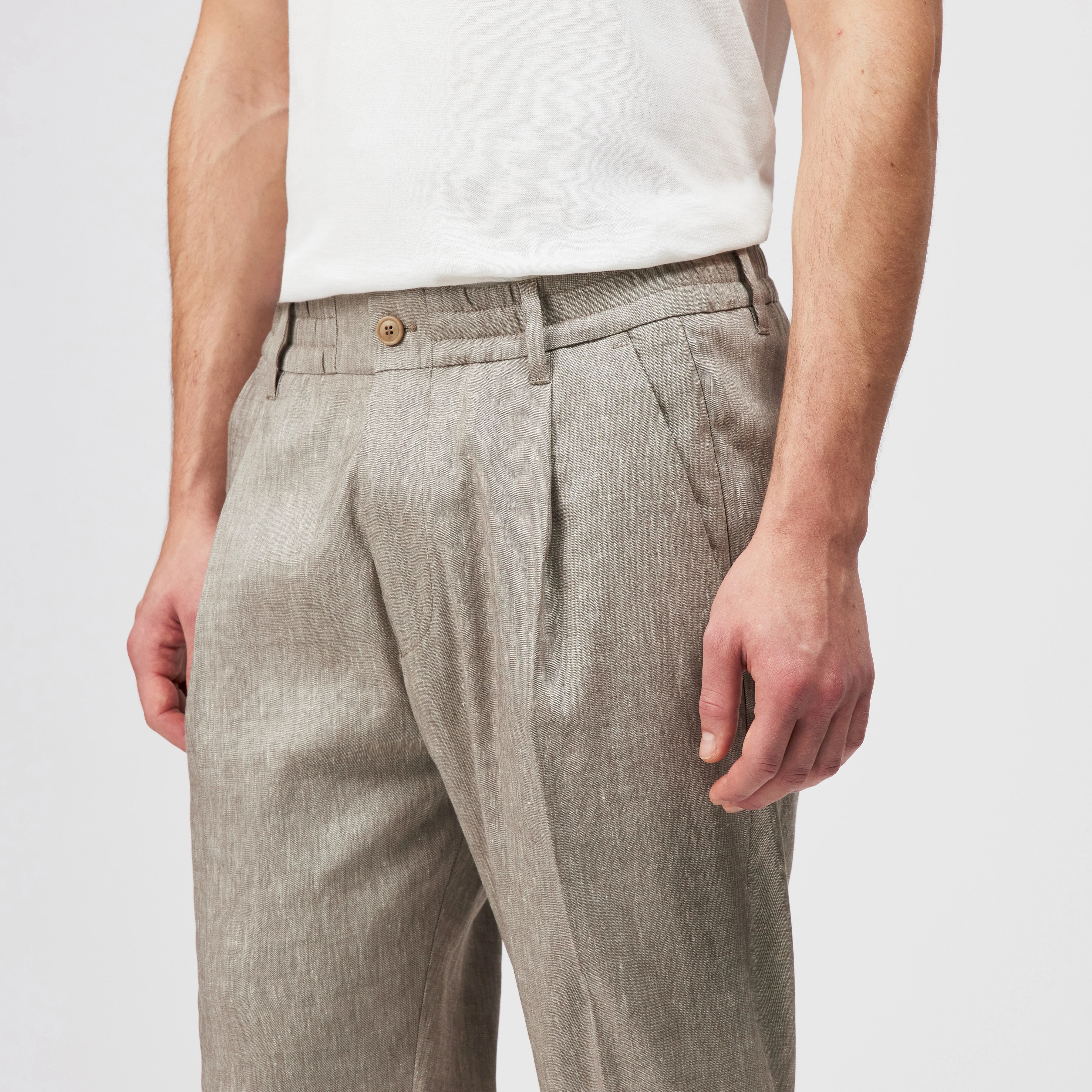 CHASY - Casual pleated trousers in linen mix - men - beige - Detailansicht am Model
