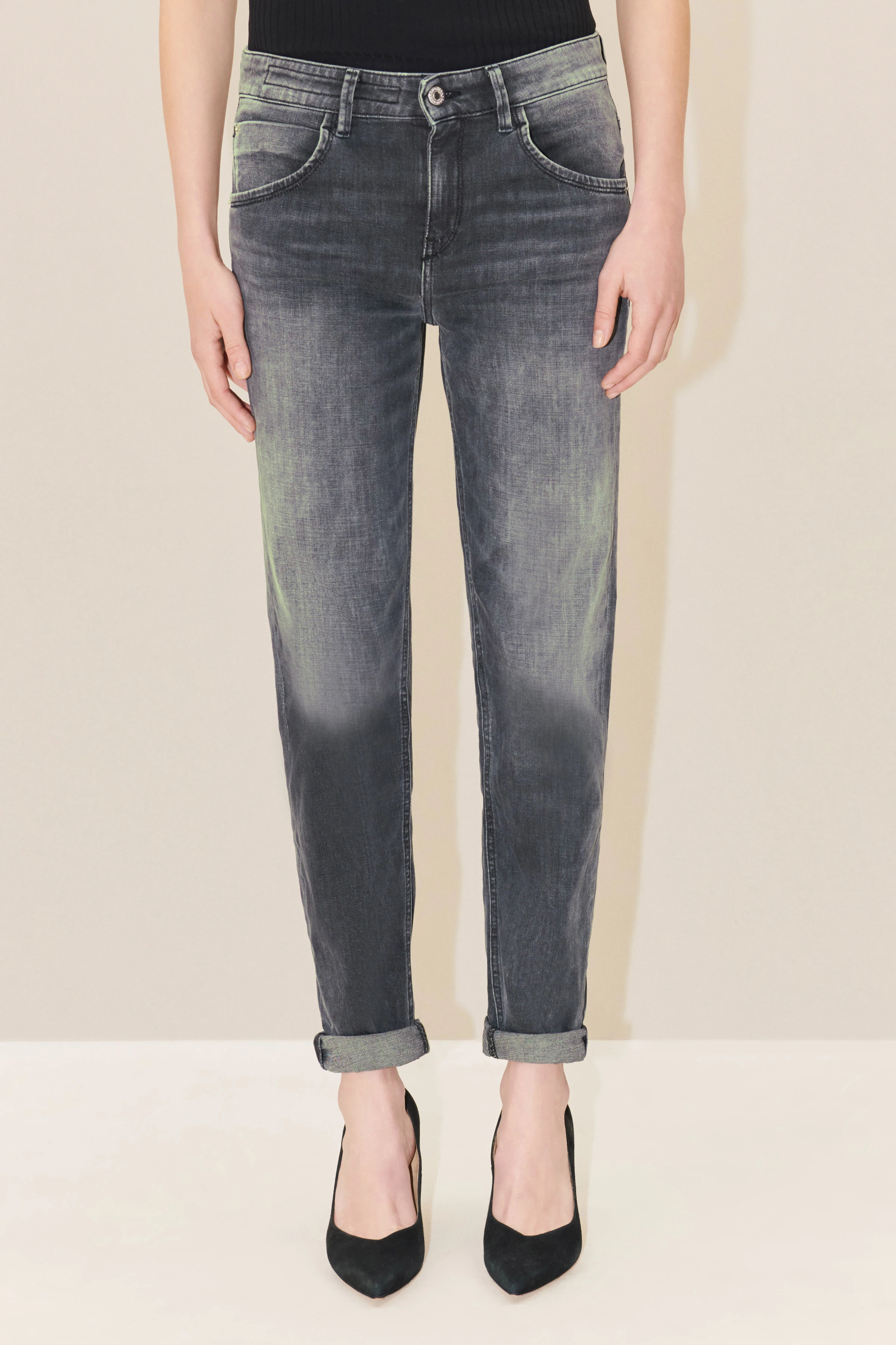 LIKE - Girlfriend Jeans mit Krempelsaum aus soft-touch Denim mit Used-Effekten - Damen - grau - Frontansicht