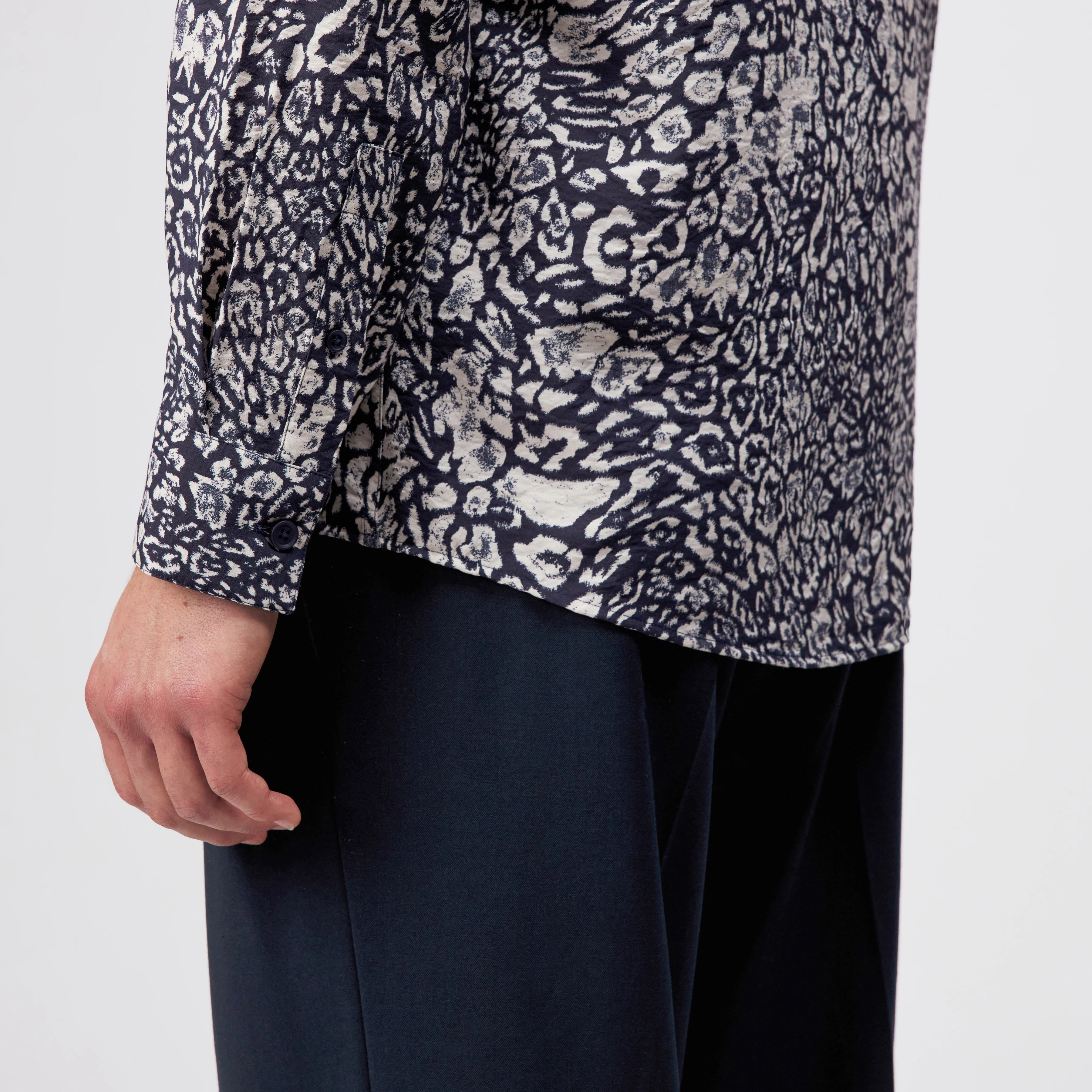 RAMIS - Regular fit leopard print twill shirt - men - blue - Detailansicht am Model