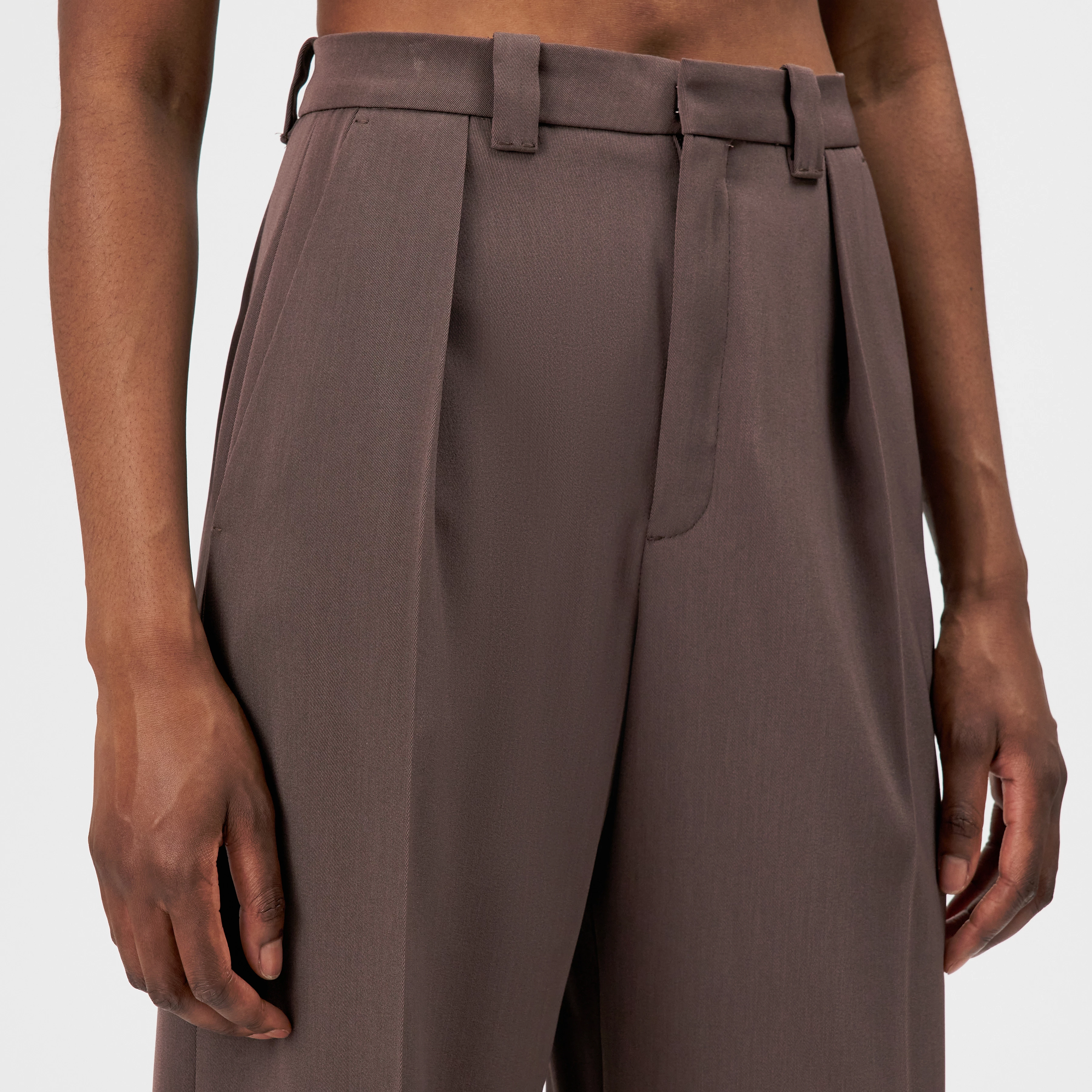 ADUCT - Techno twill straight-leg tailored trousers - women - brown - Detailansicht am Model