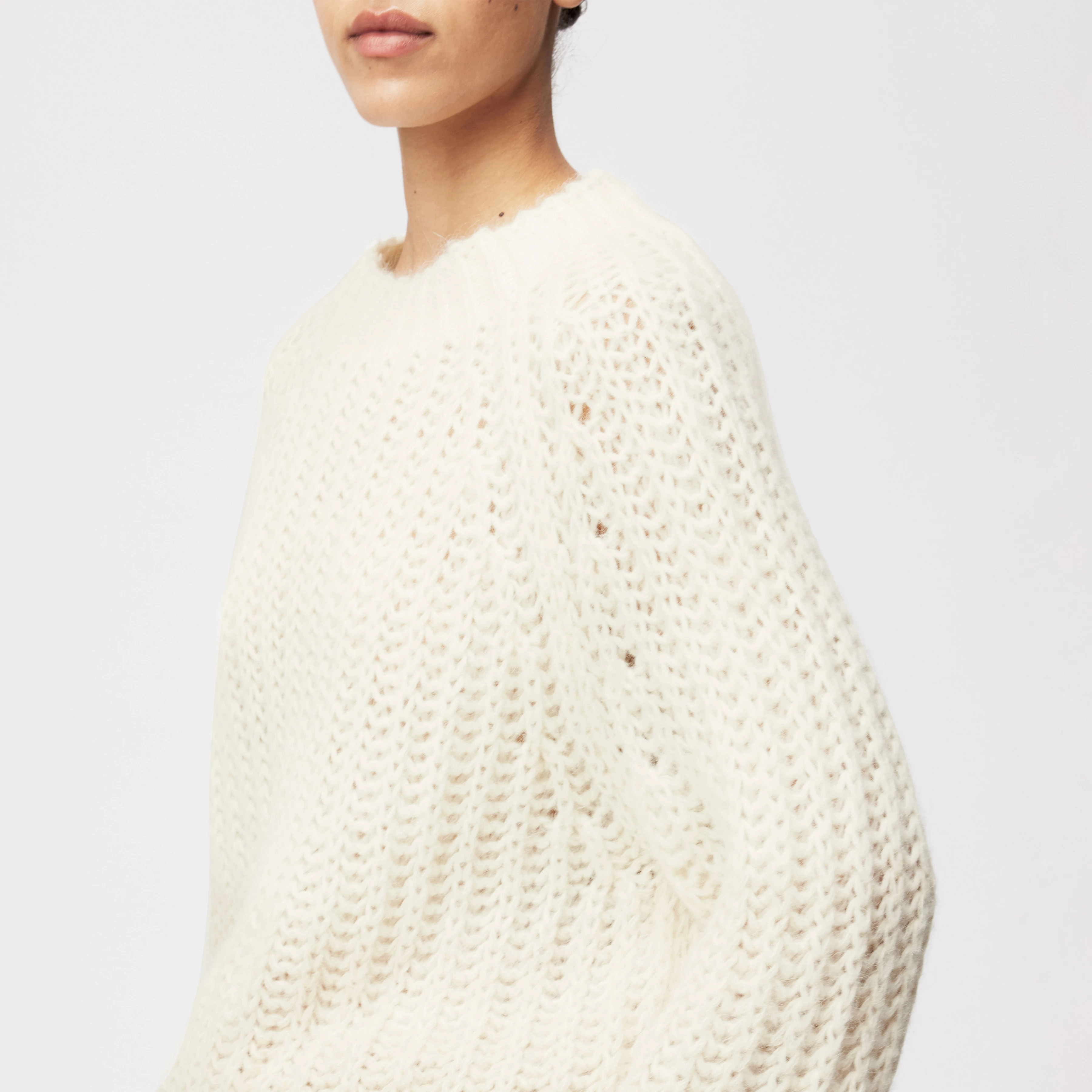 LARELYA - Pullover mit Ballonärmeln in luxuriösem Suri Alpaka-Mix - Damen - off white - Detailansicht am Model