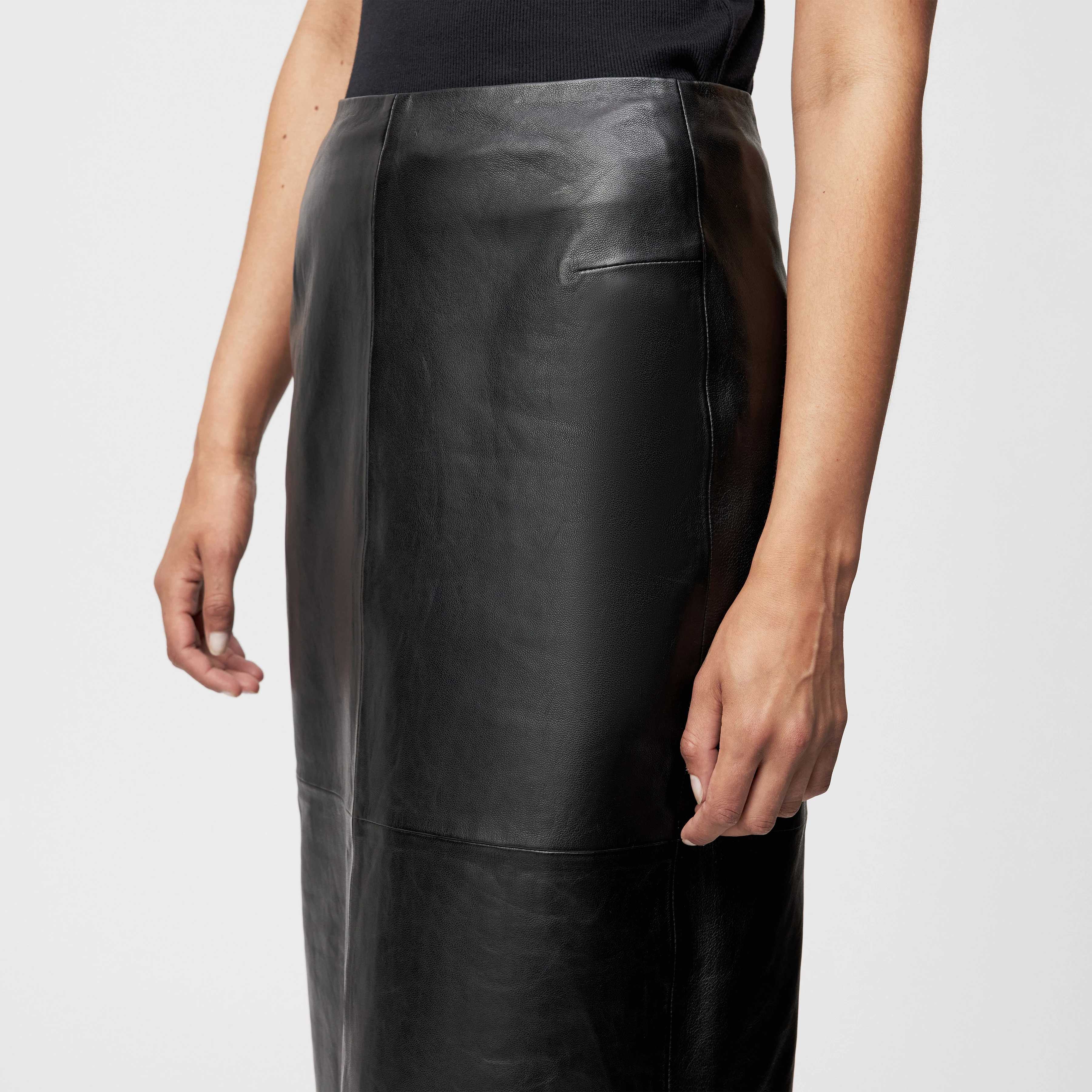 GENTIANA - Bleistiftrock in Leder - Damen - schwarz - Detailansicht am Model