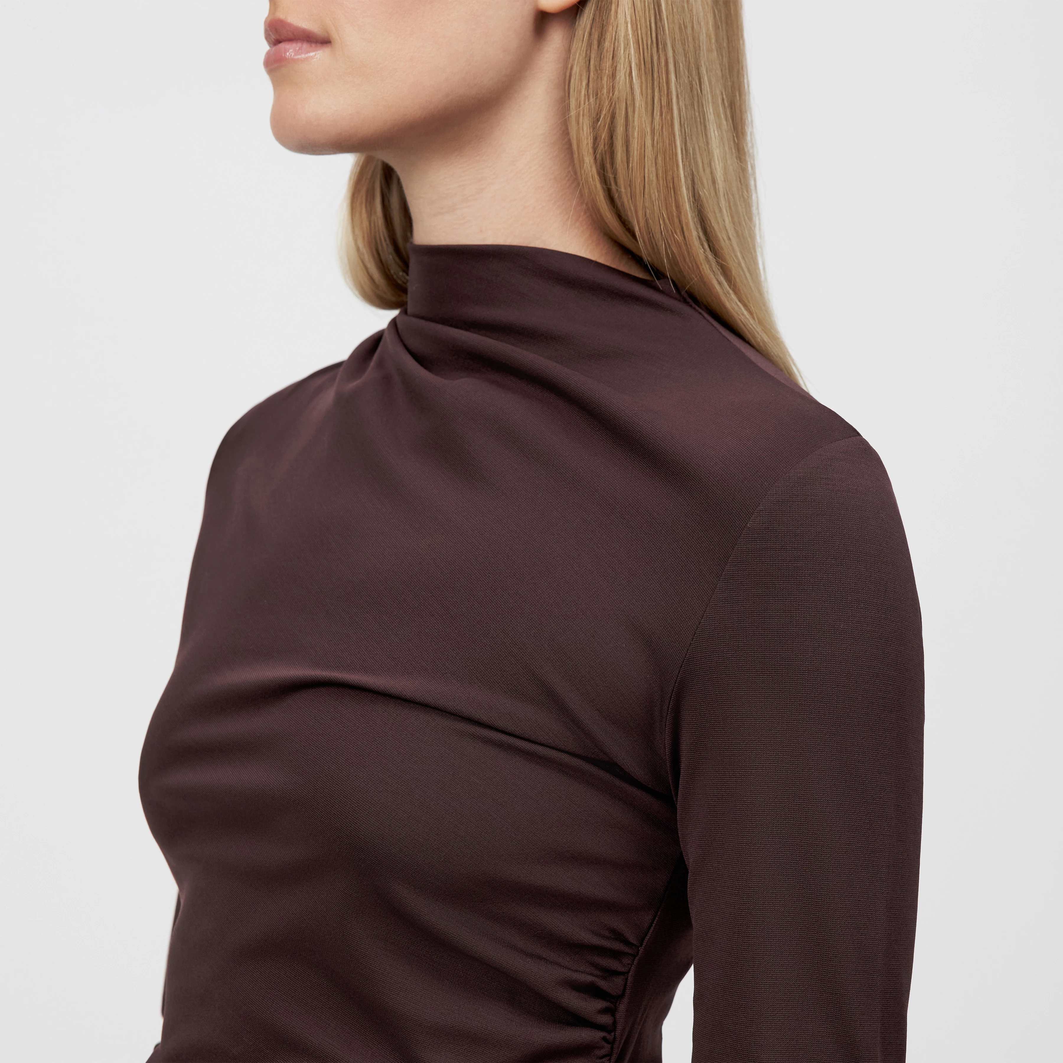 BEATREA - Kleid mit Stehkragen in Lyocell-Mix - Damen - rot - Detailansicht am Model