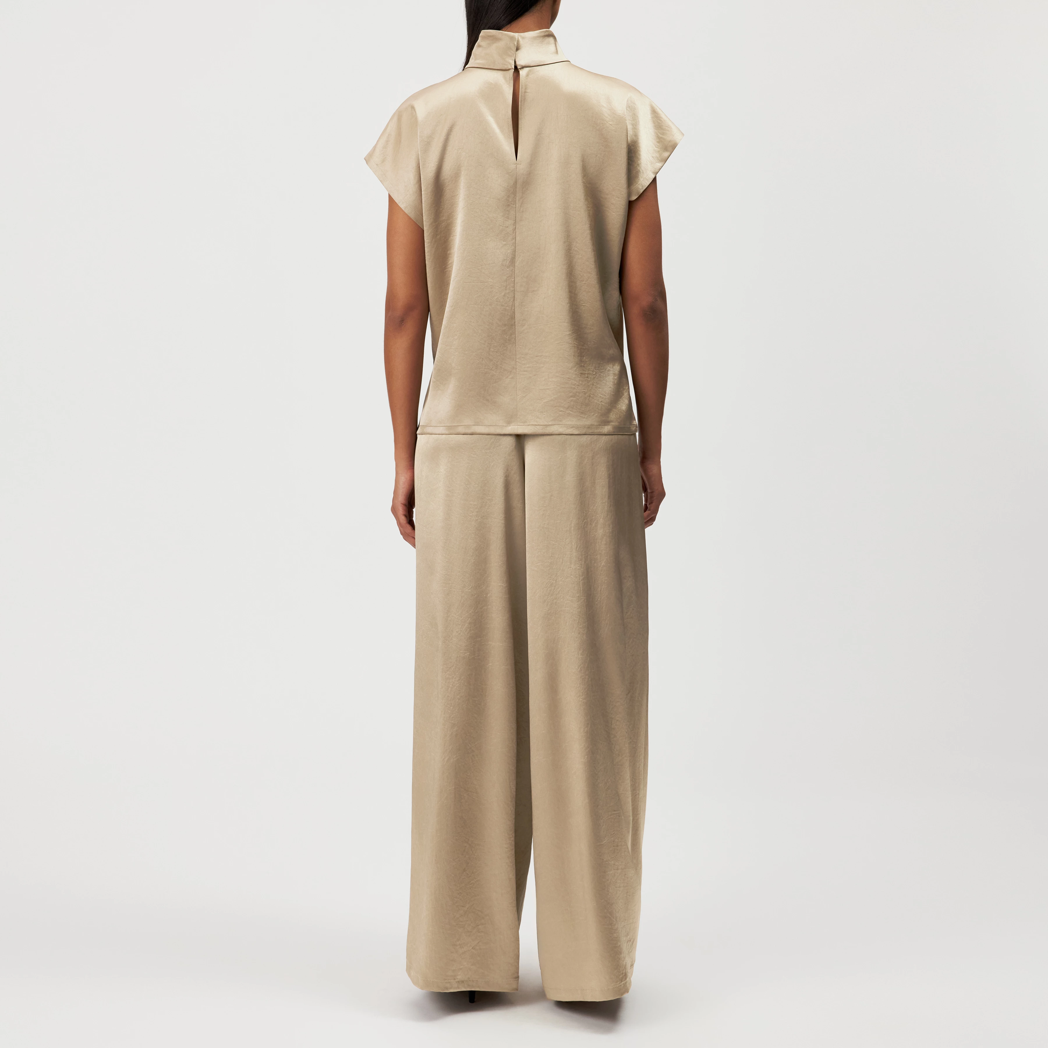 ALARIA_1 - Shirt-Bluse mit Stehkragen in fließendem Satin - Damen - braun - Rückansicht