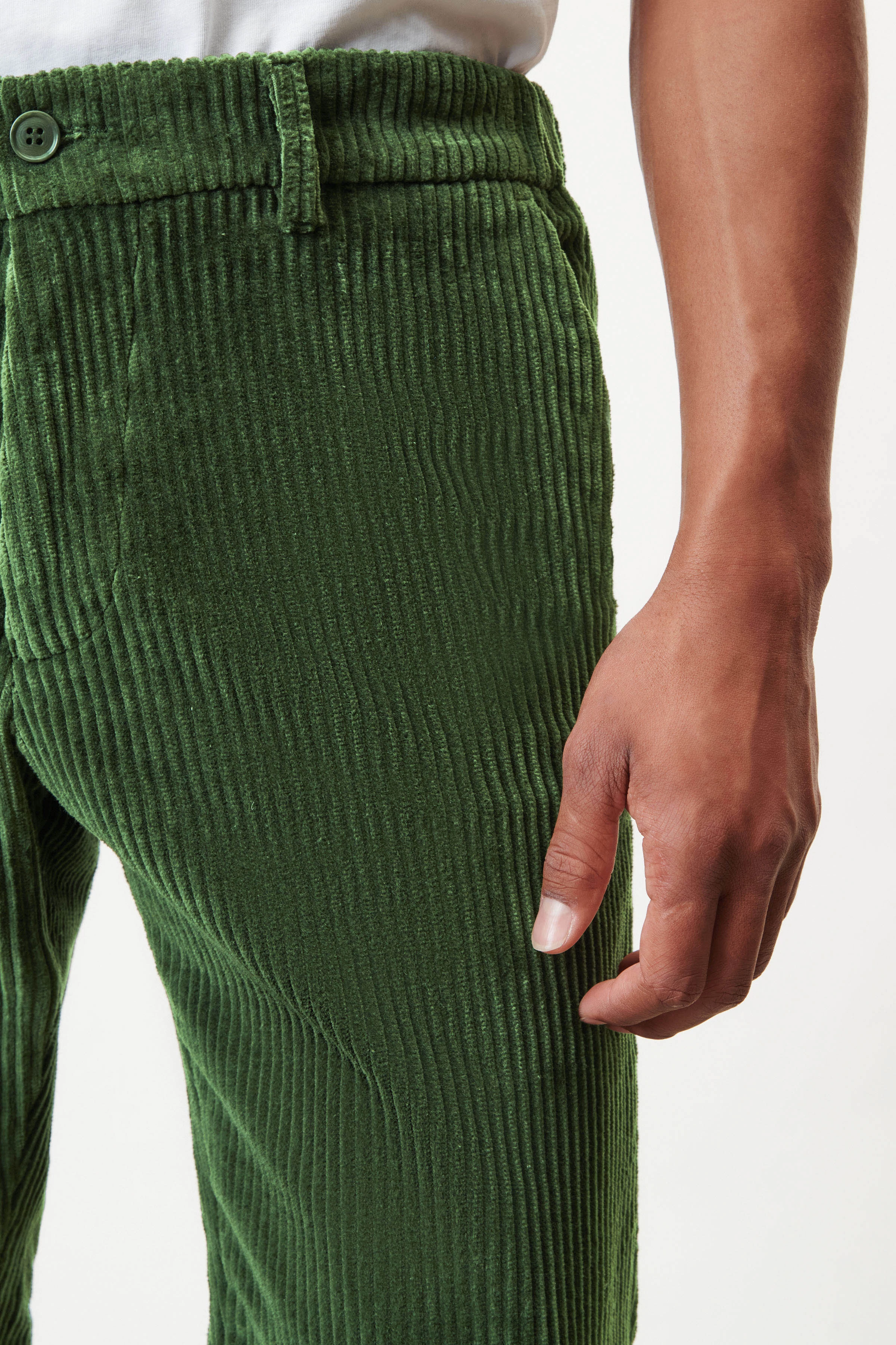 AJEND - Ready-made trousers in Italian-made broad corduroy - men - green - Detailansicht am Model