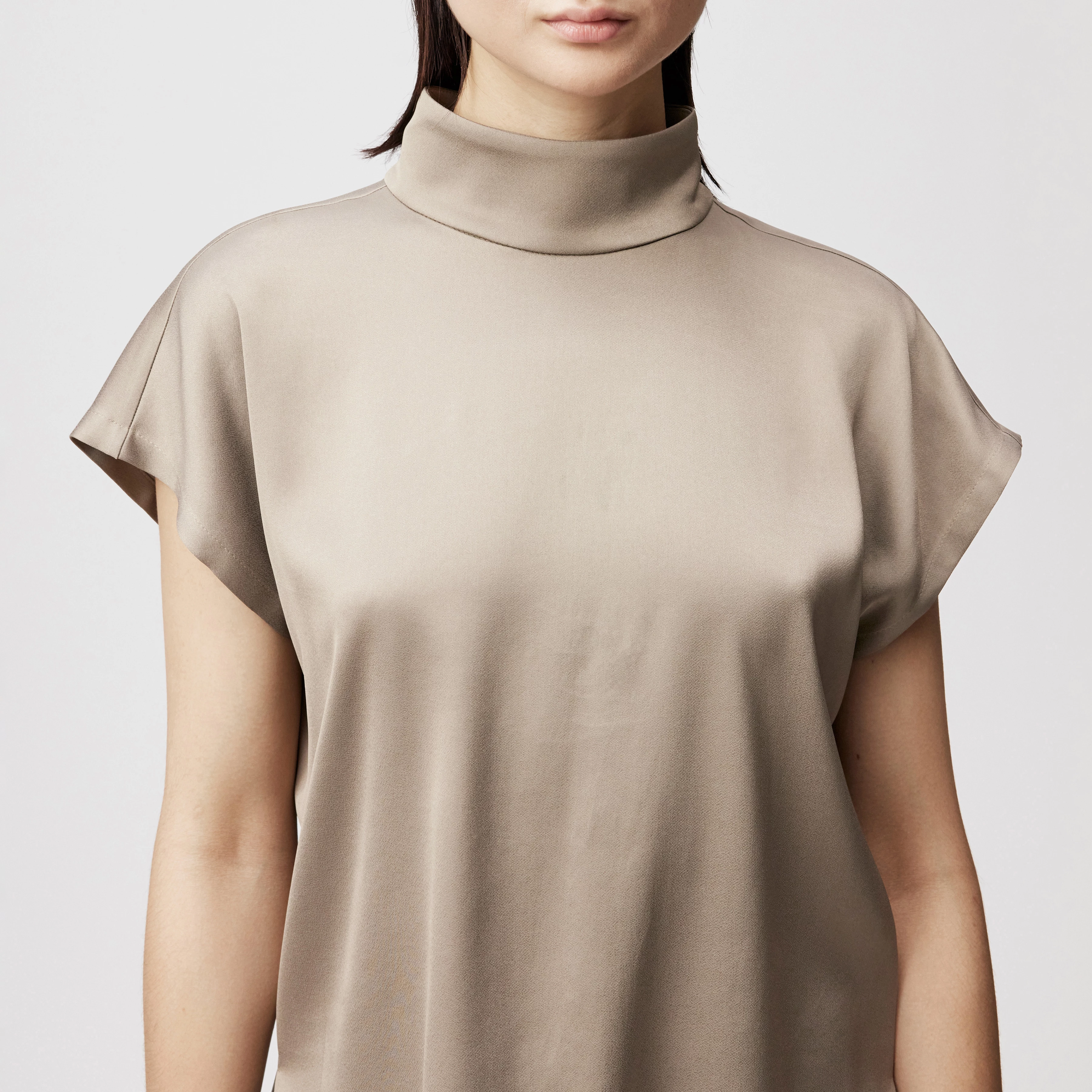 ALARIA_1 - Shirt blouse with stand-up collar in satin - women - brown - Detailansicht am Model