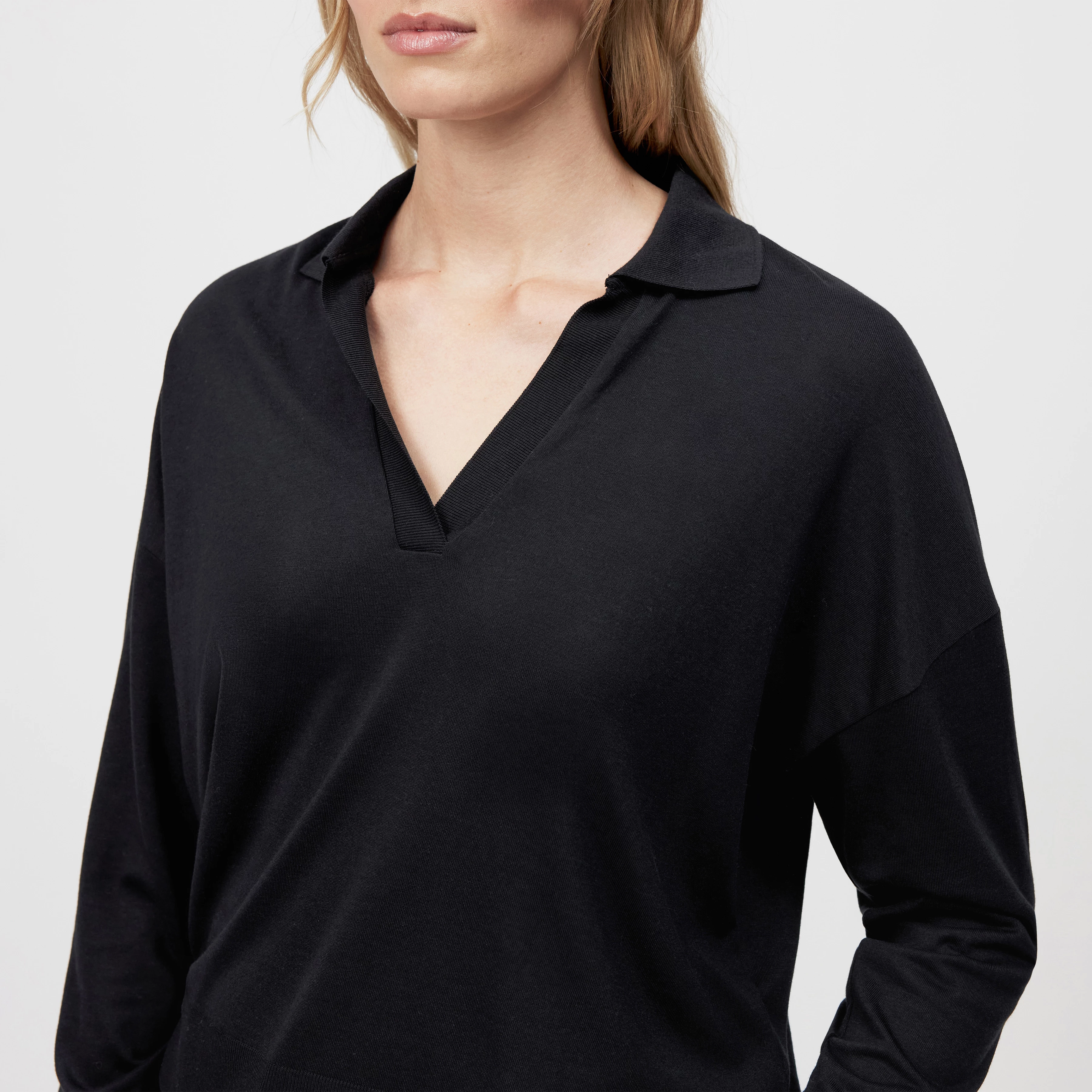 PIRILLA - Longsleeve in Lyocell-Baumwoll-Mix - Damen - schwarz - Detailansicht am Model
