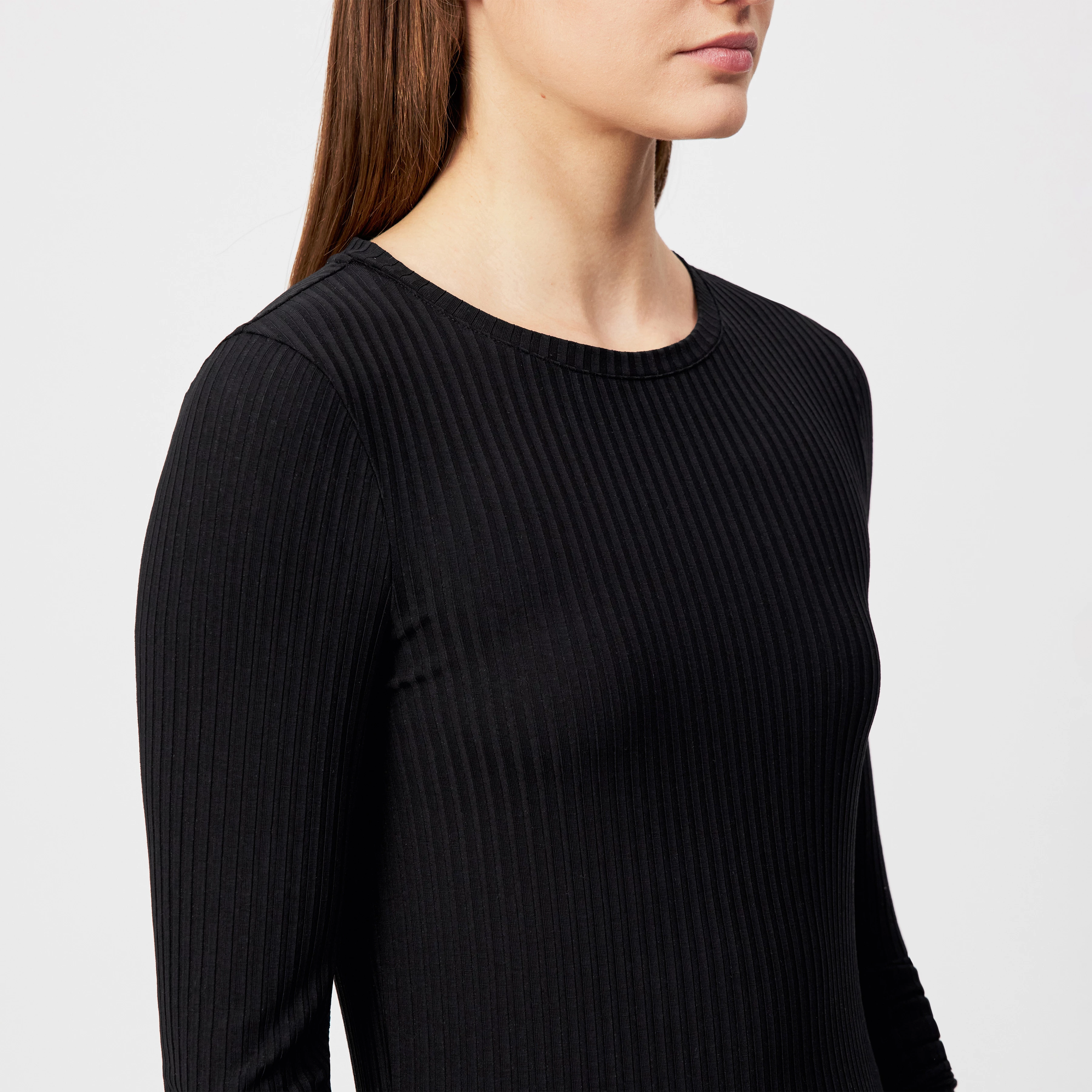 HEJUNO - Slim fit ribbed jersey long-sleeve shirt - women - black - Detailansicht am Model