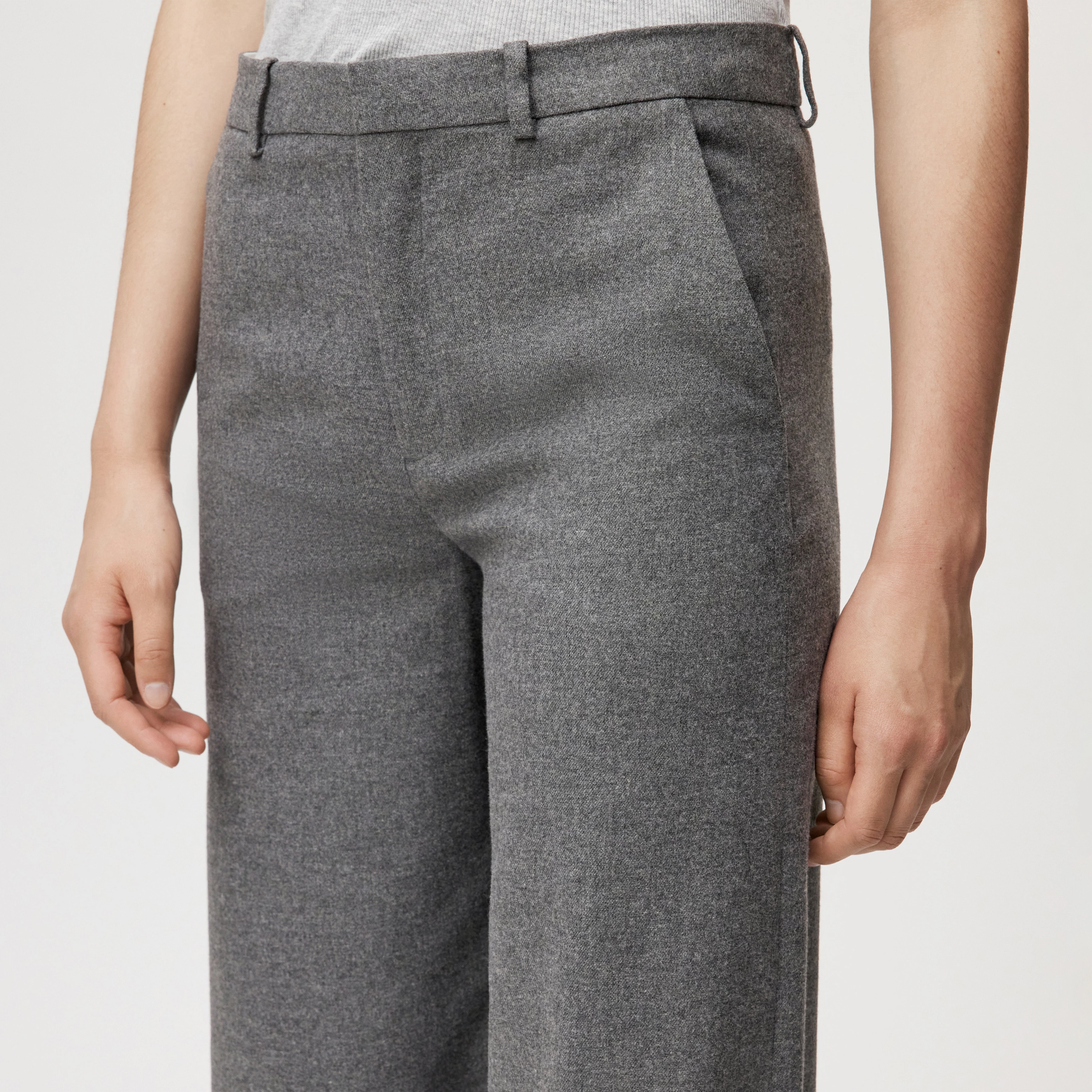 DESK - Trousers with barrel leg in wool blend - women - grey - Detailansicht am Model