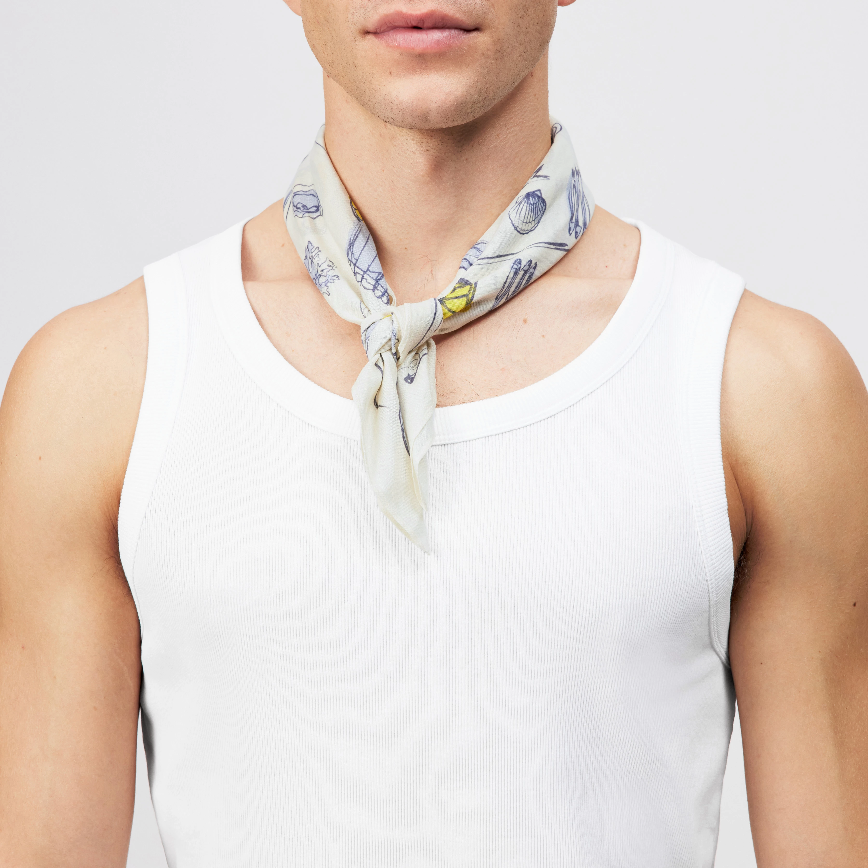 IROMO - Casual scarf with oyster print - unisex - blue - Detailansicht am Model