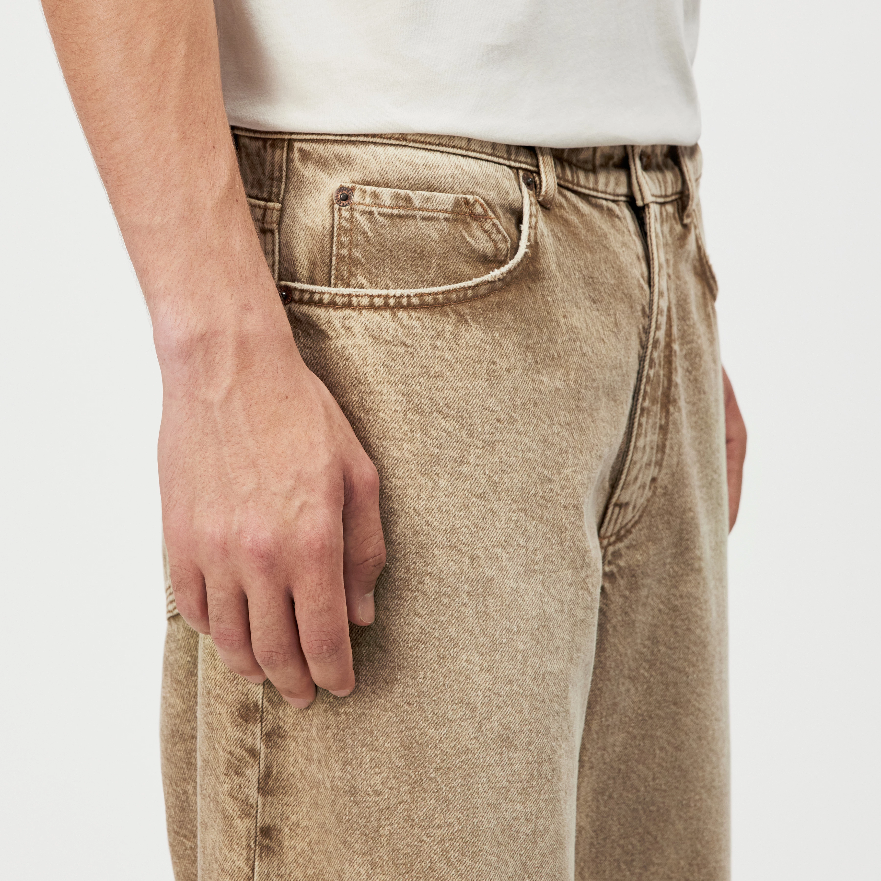 RAWDY_A - Tapered Jeans in reiner Baumwolle - Herren - braun - Detailansicht am Model