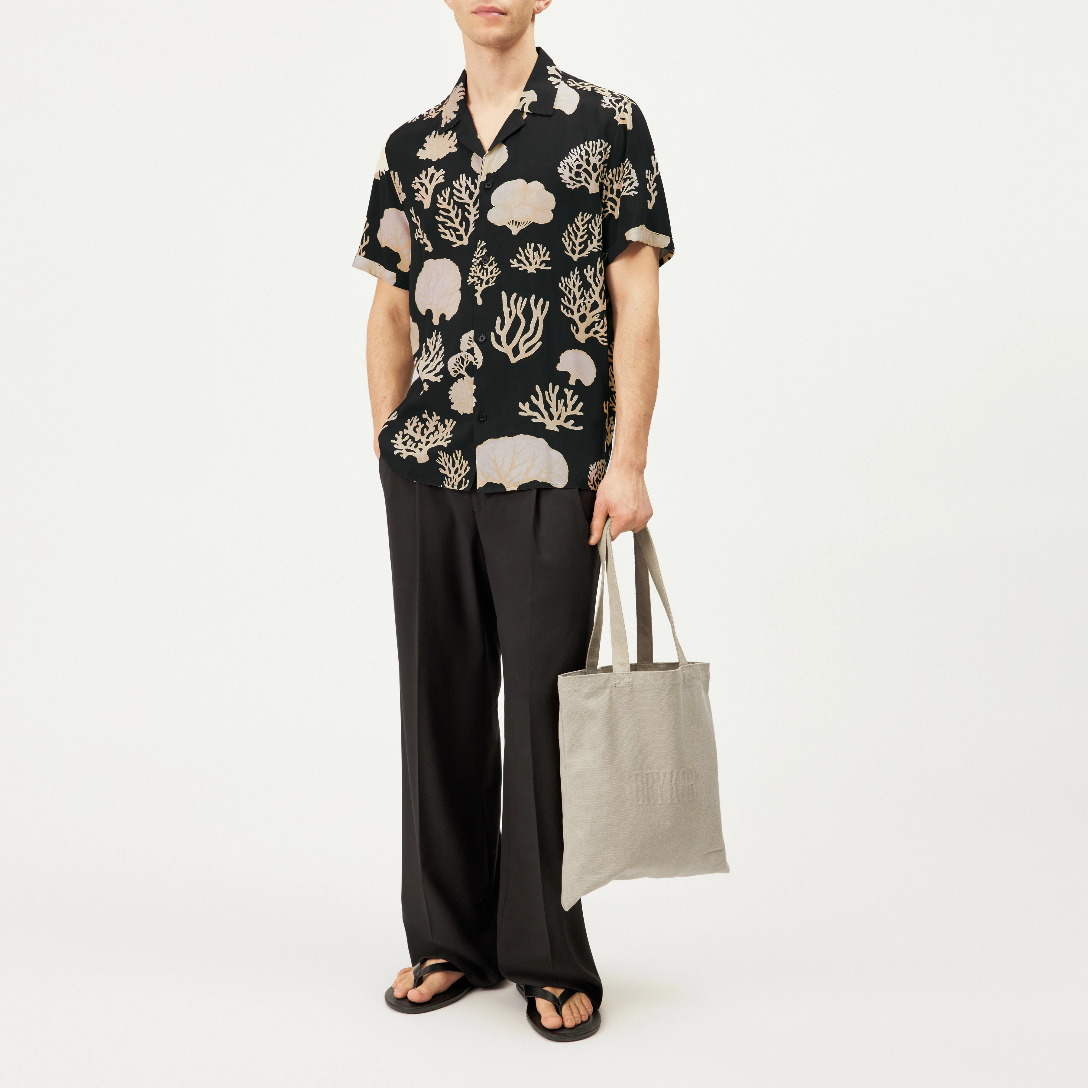 BIJAN_2 - Casual short-sleeve shirt with coral print - men - black - Ganzkörper-Frontansicht