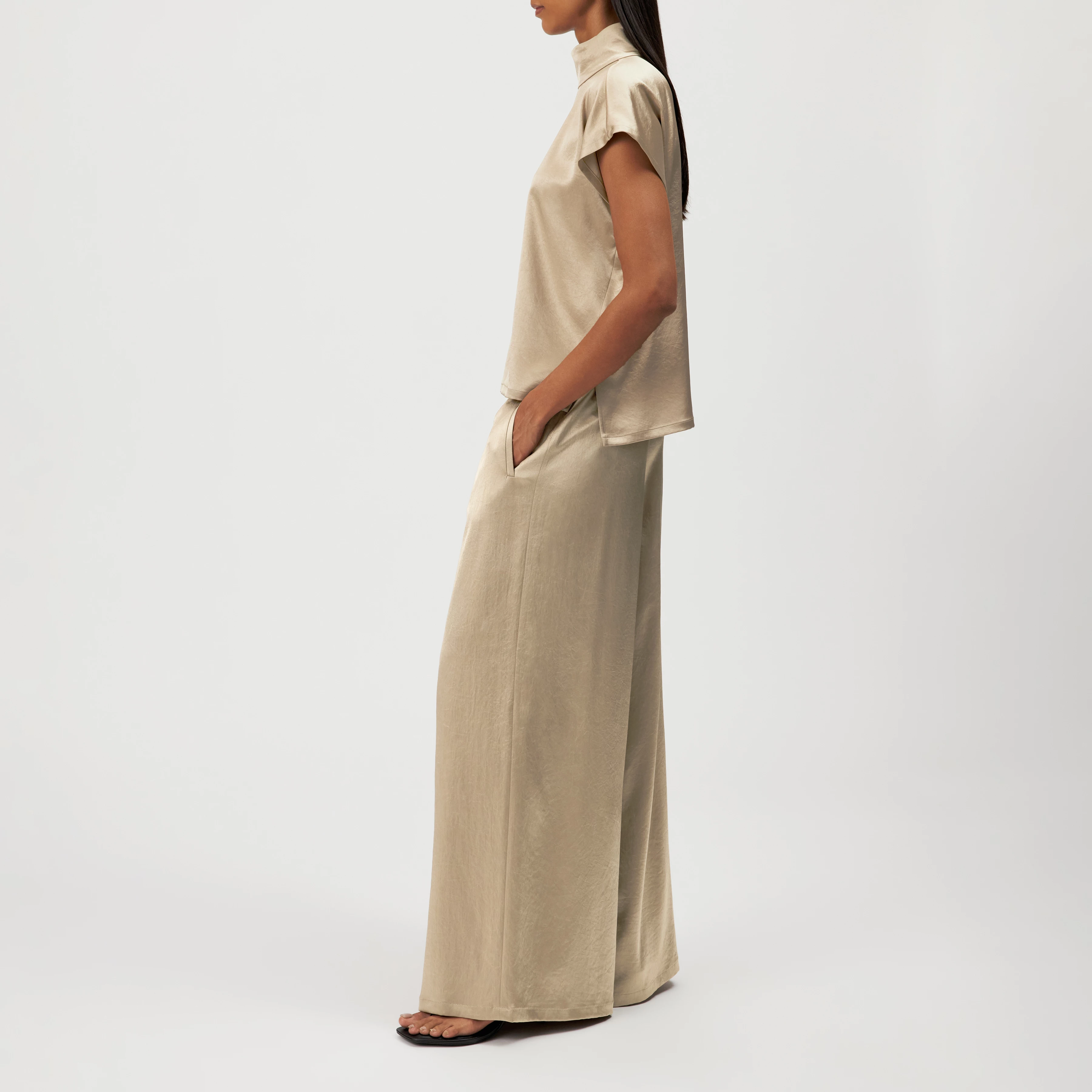 ALARIA_1 - Shirt-Bluse mit Stehkragen in fließendem Satin - Damen - braun - Seitenansicht