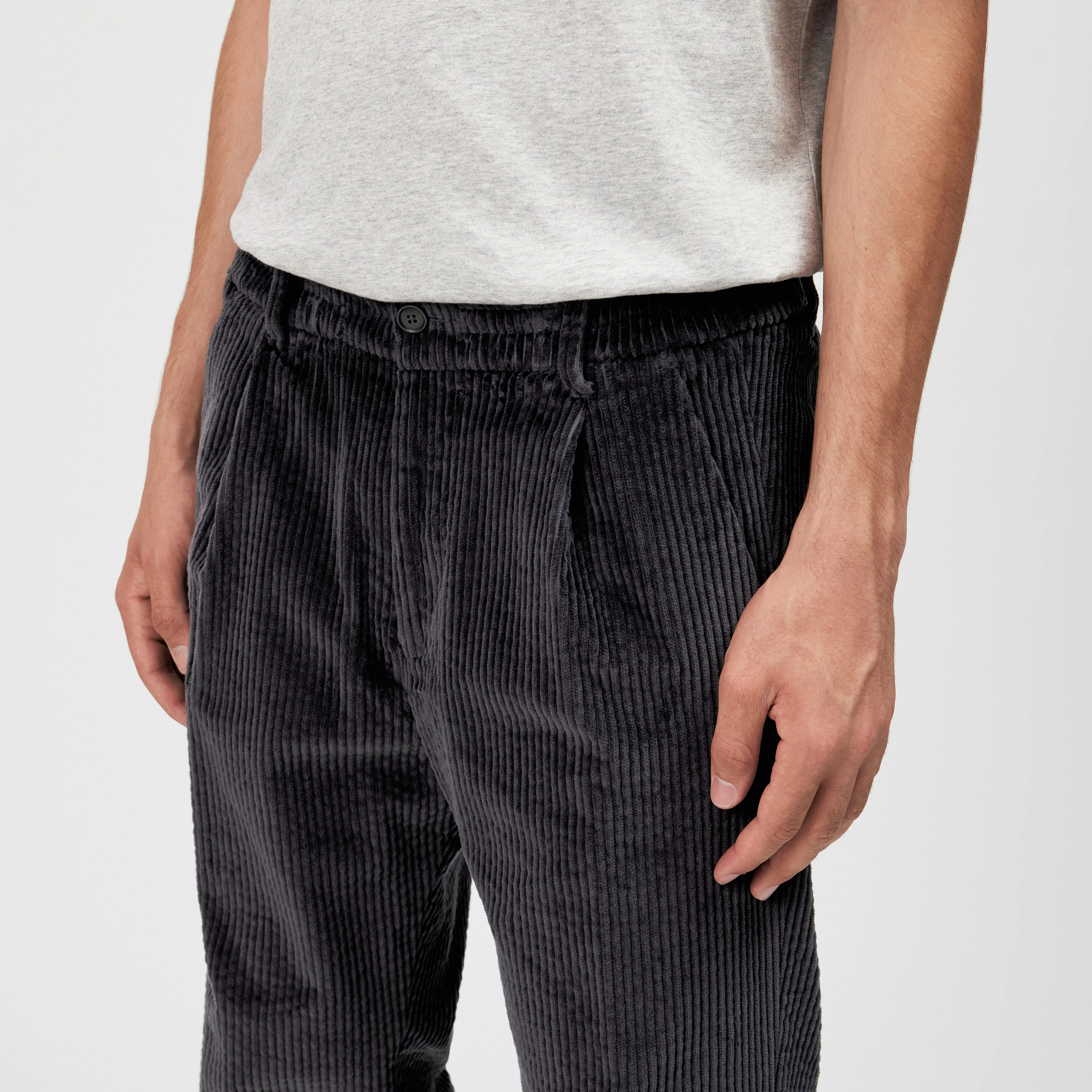CHASY_RGLR - Casual Hose mit Bundfalte in Jumbo Cord - Herren - grau - Detailansicht am Model