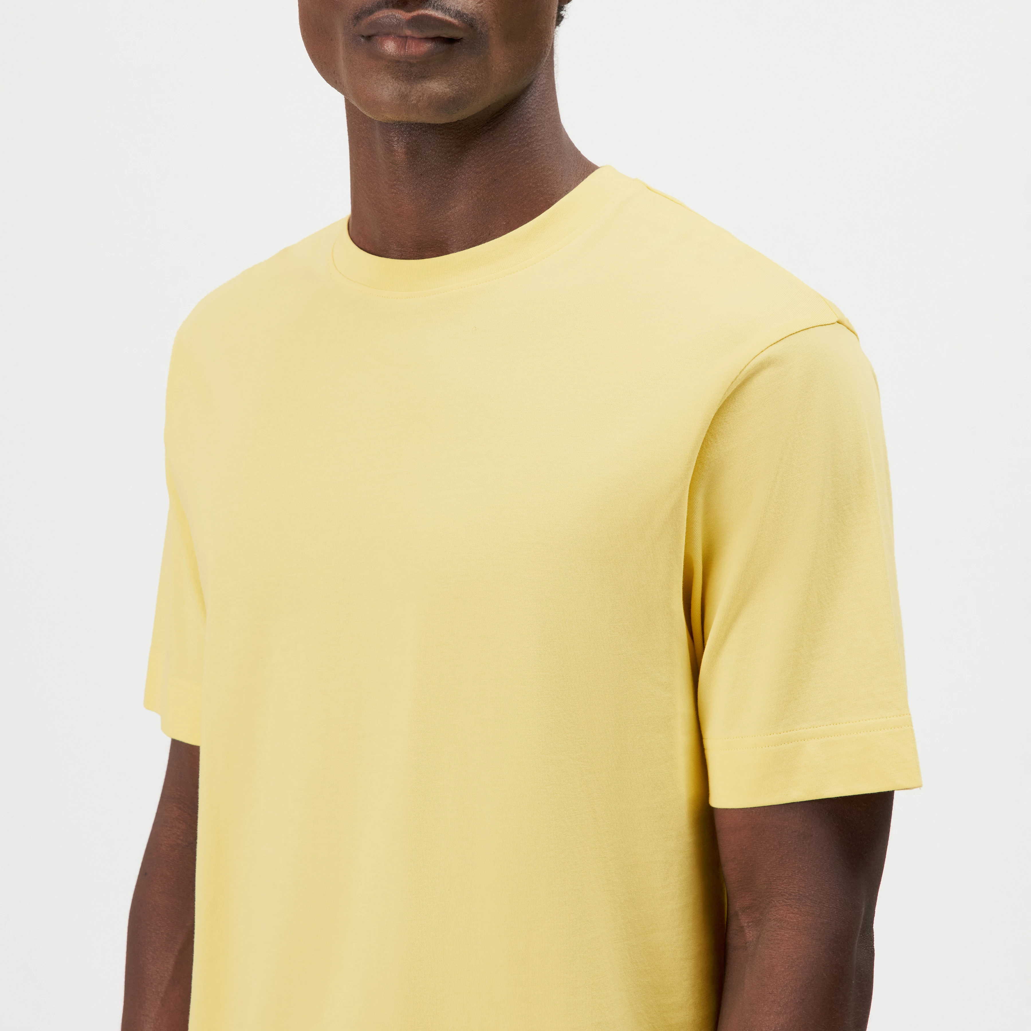 RAPHAEL - T-Shirt in reiner Baumwolle - Herren - gelb - Detailansicht am Model