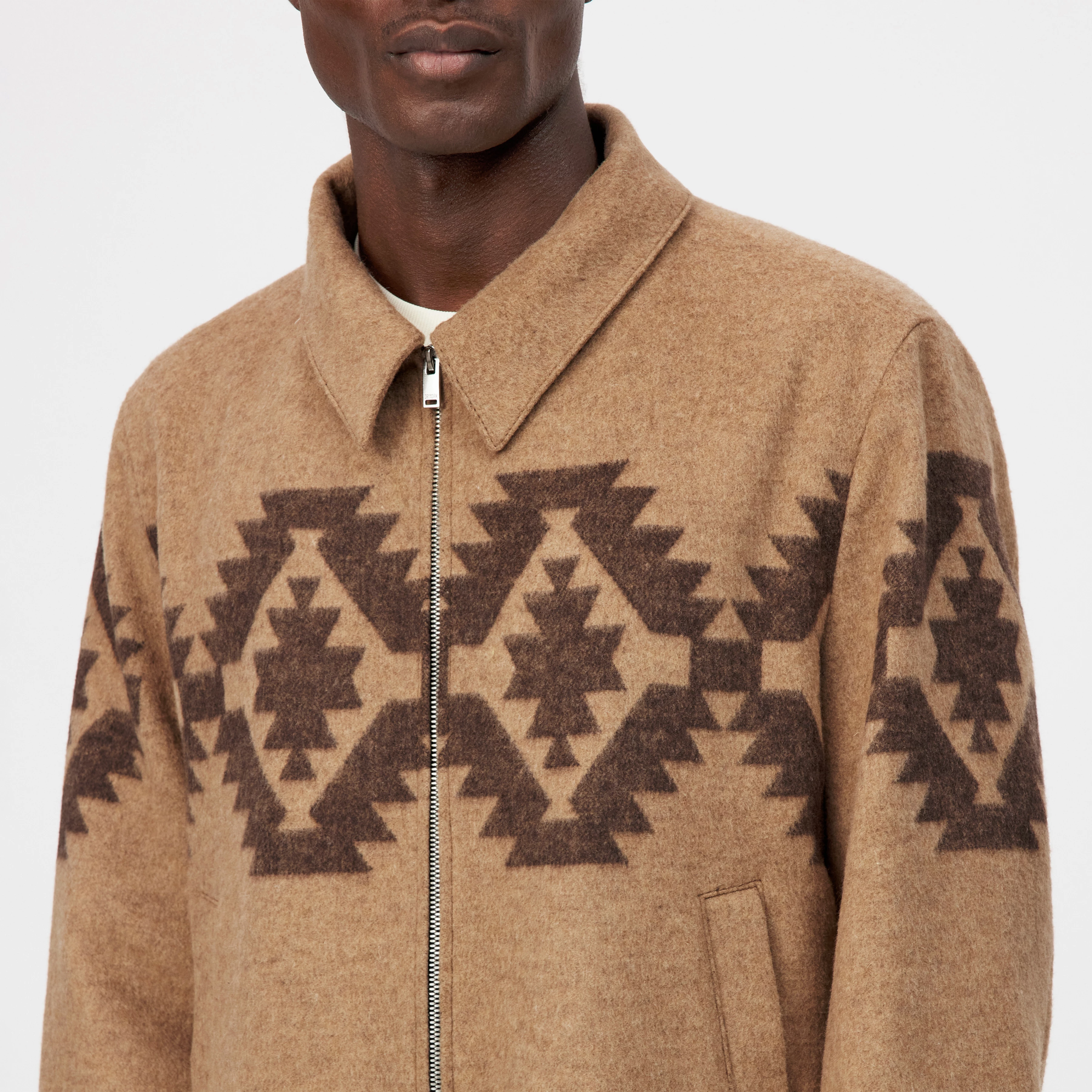 RIKKA_2 - Jacke in Woll-Mix mit Intarsia-Muster - Herren - braun - Detailansicht am Model