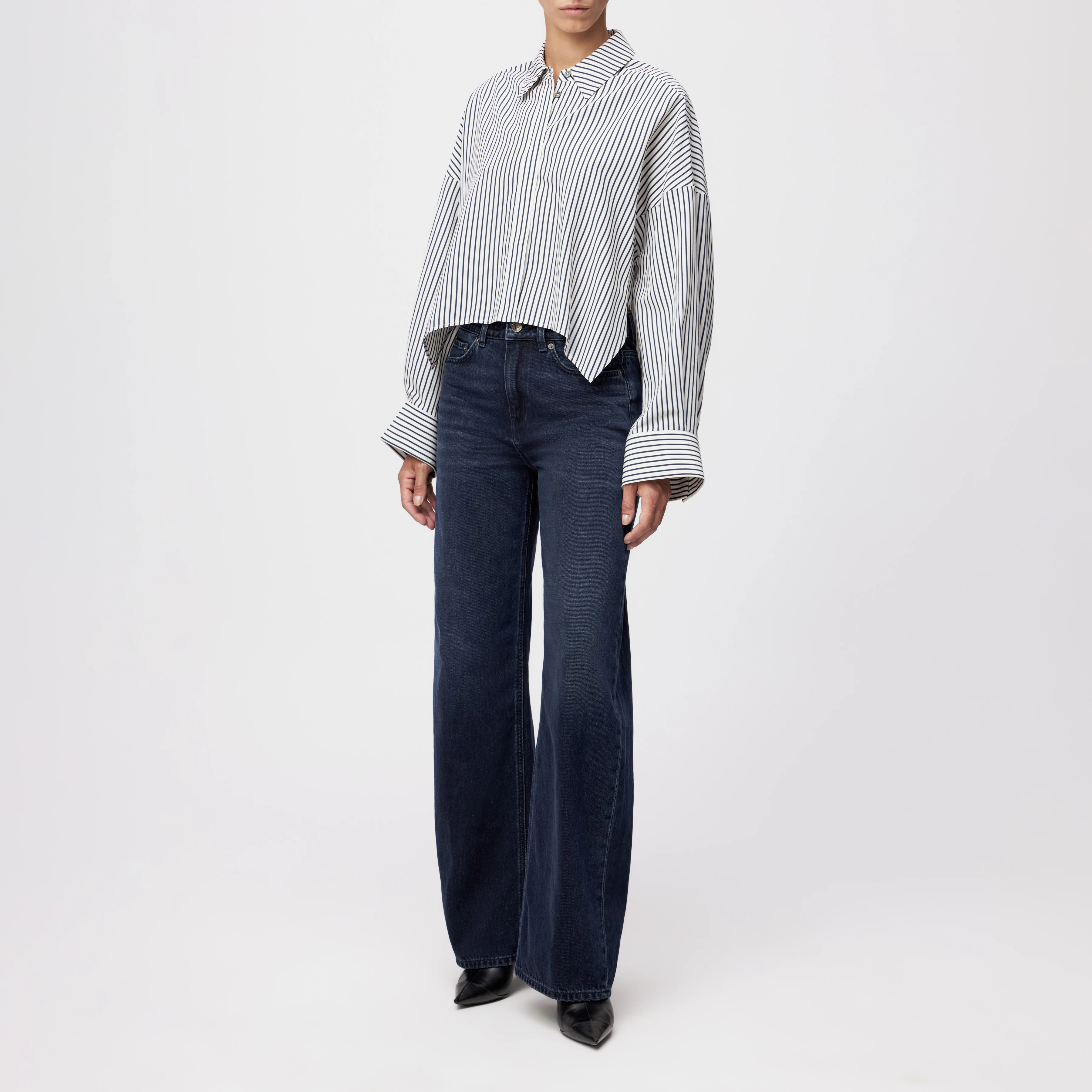 OSHIA - Oversized Hemdbluse in Viskose-Mix - Damen - blau - Ganzkörper-Frontansicht