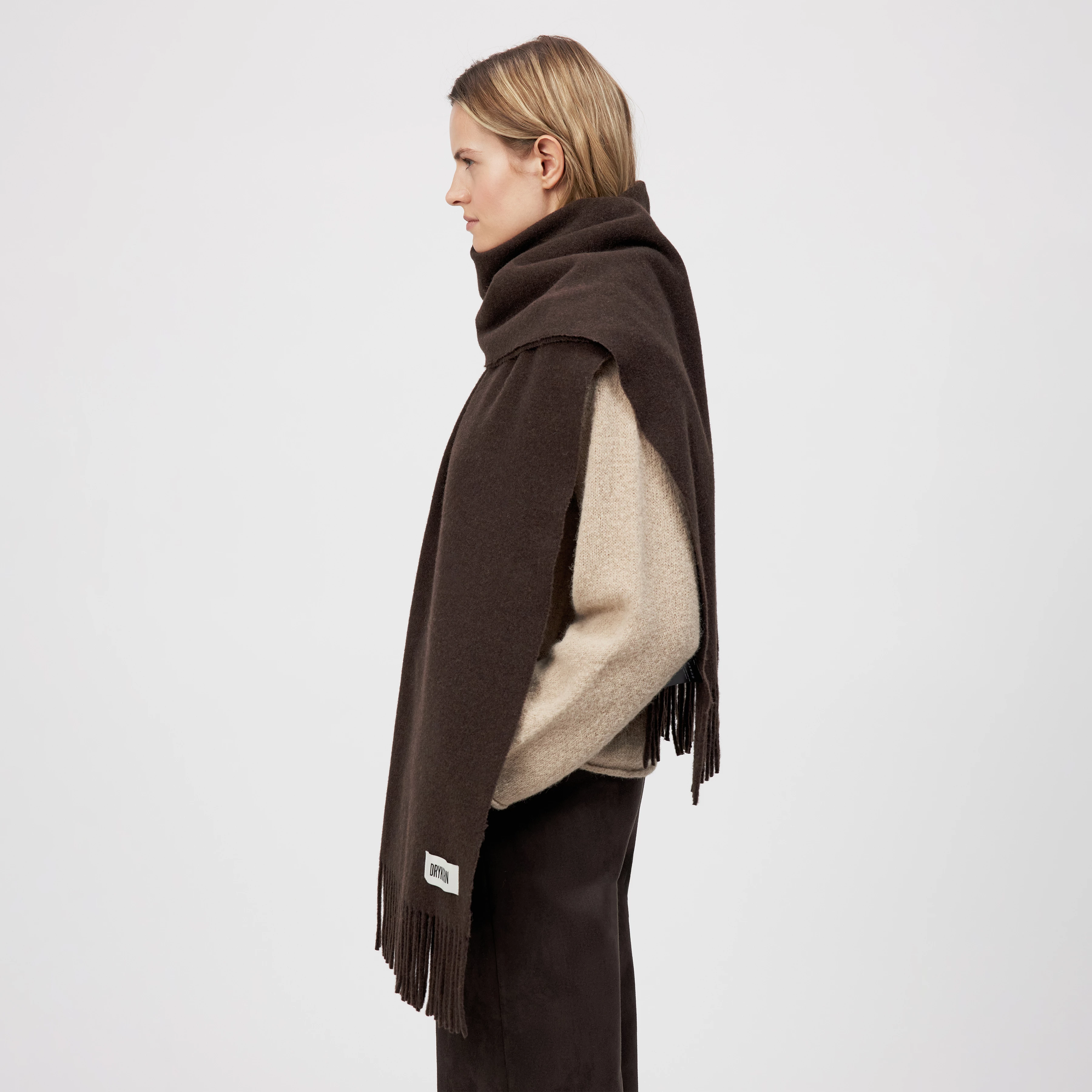 GAZE_4 - Schal in Wolltwill - Unisex - braun - Ganzkörper-Frontansicht