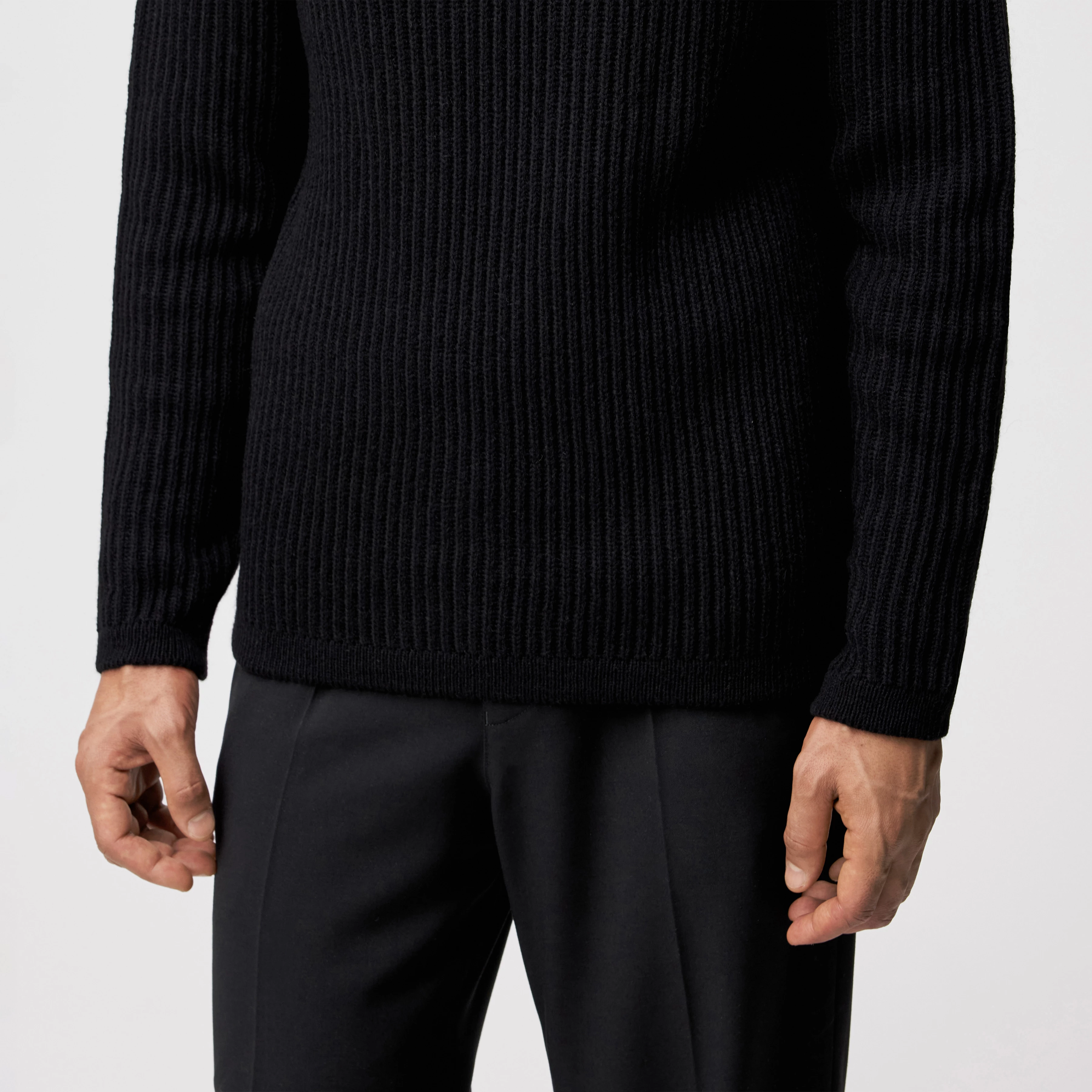 ARVID - Rollkragenpullover in Woll-Alpakamix - Herren - schwarz - Detailansicht am Model