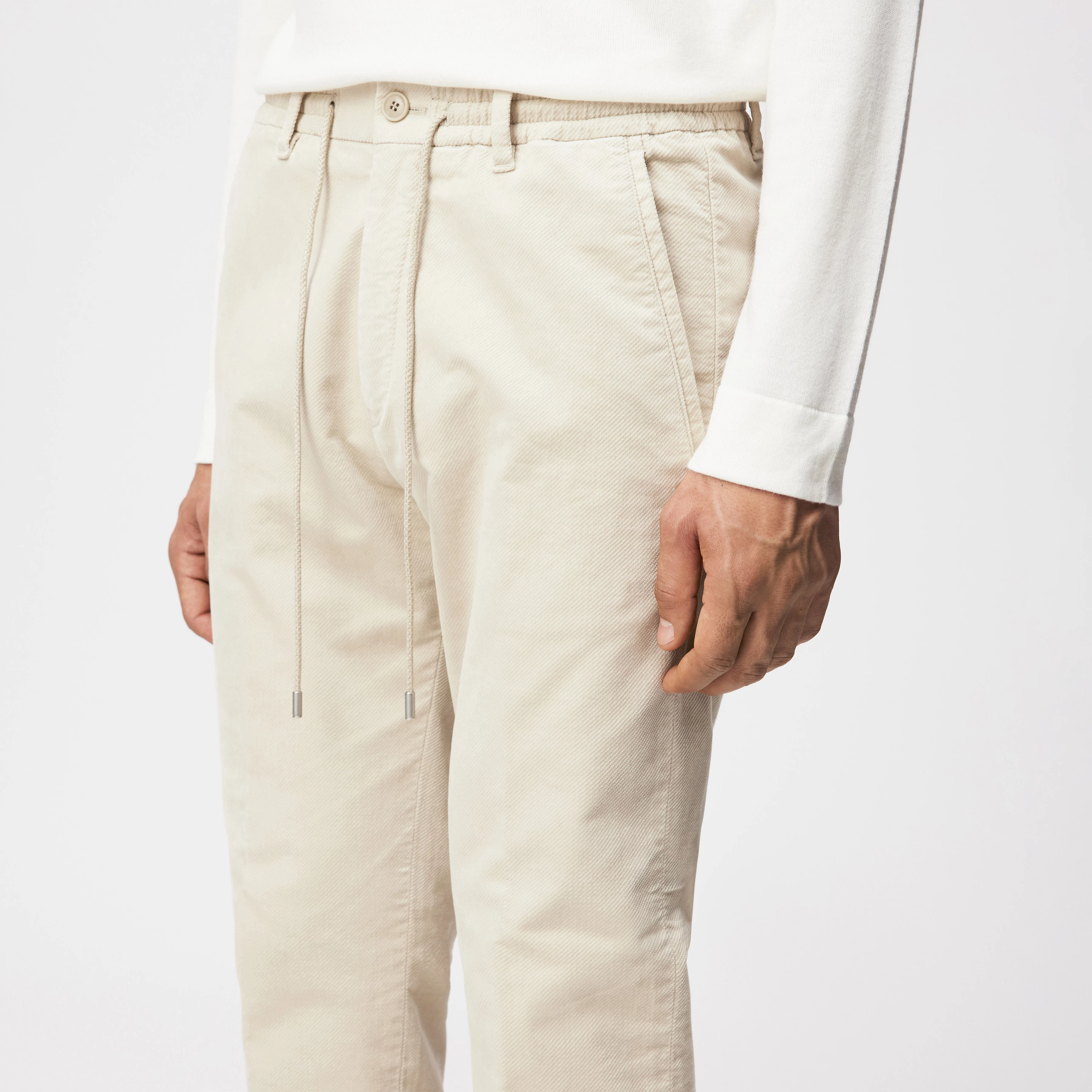 DEGER - Jogpants mit Tunnelzug in Samt - Herren - beige - Detailansicht am Model