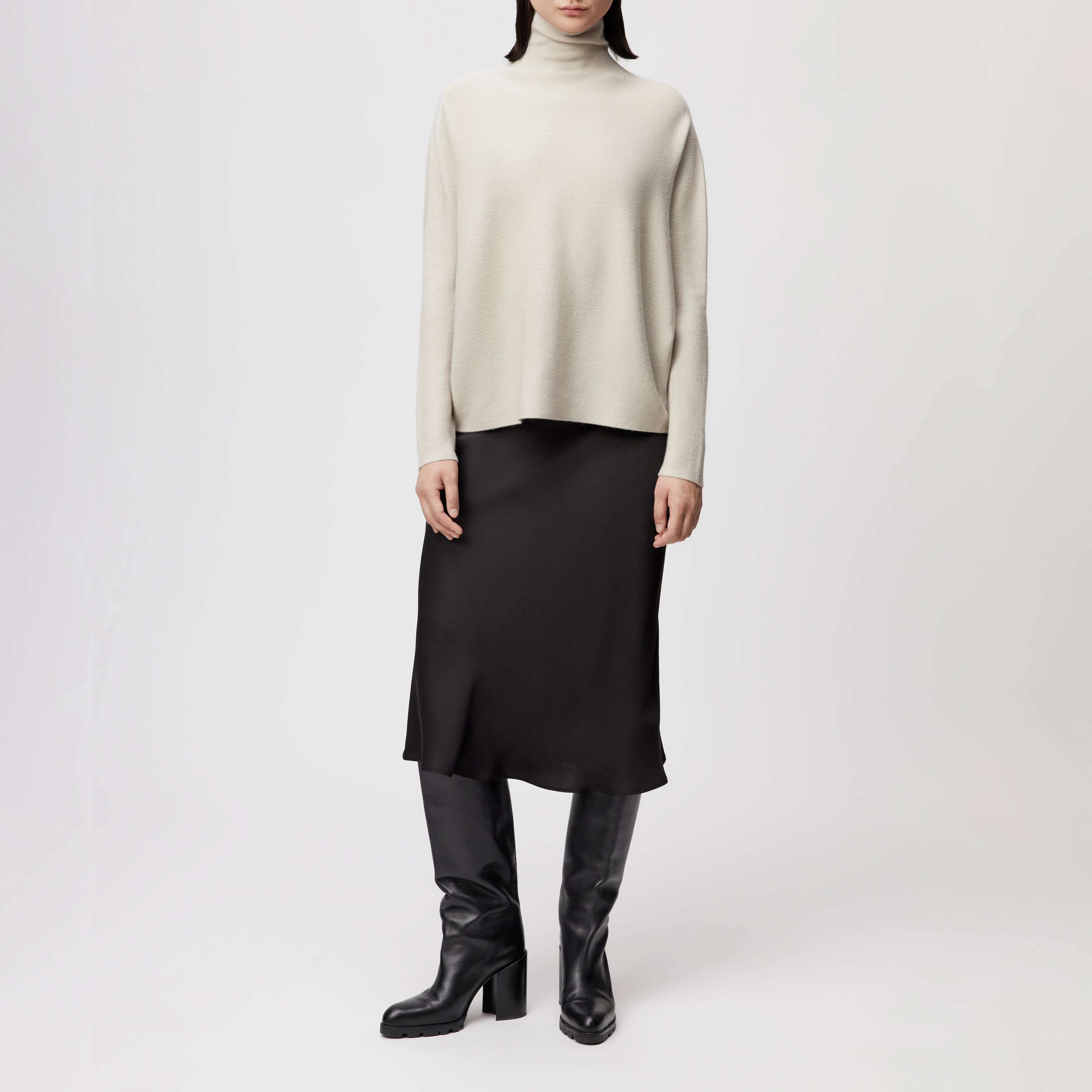 LIORA - Egg-shaped turtleneck jumper in 100% merino wool - women - beige - Ganzkörper-Frontansicht