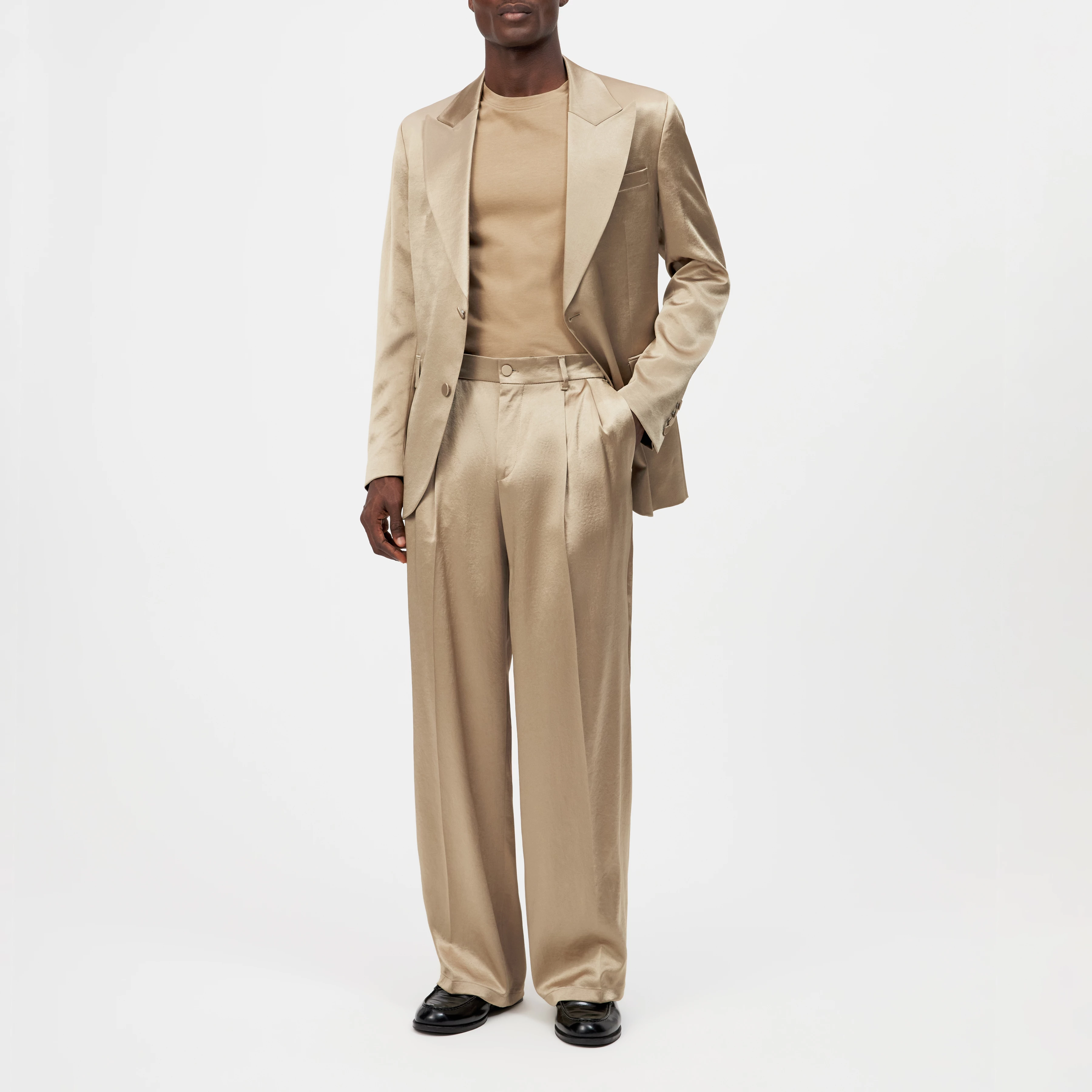 LEEK_WIDE - Relaxed Fit Bundfaltenhose in Satin - Herren - braun - Ganzkörper-Frontansicht
