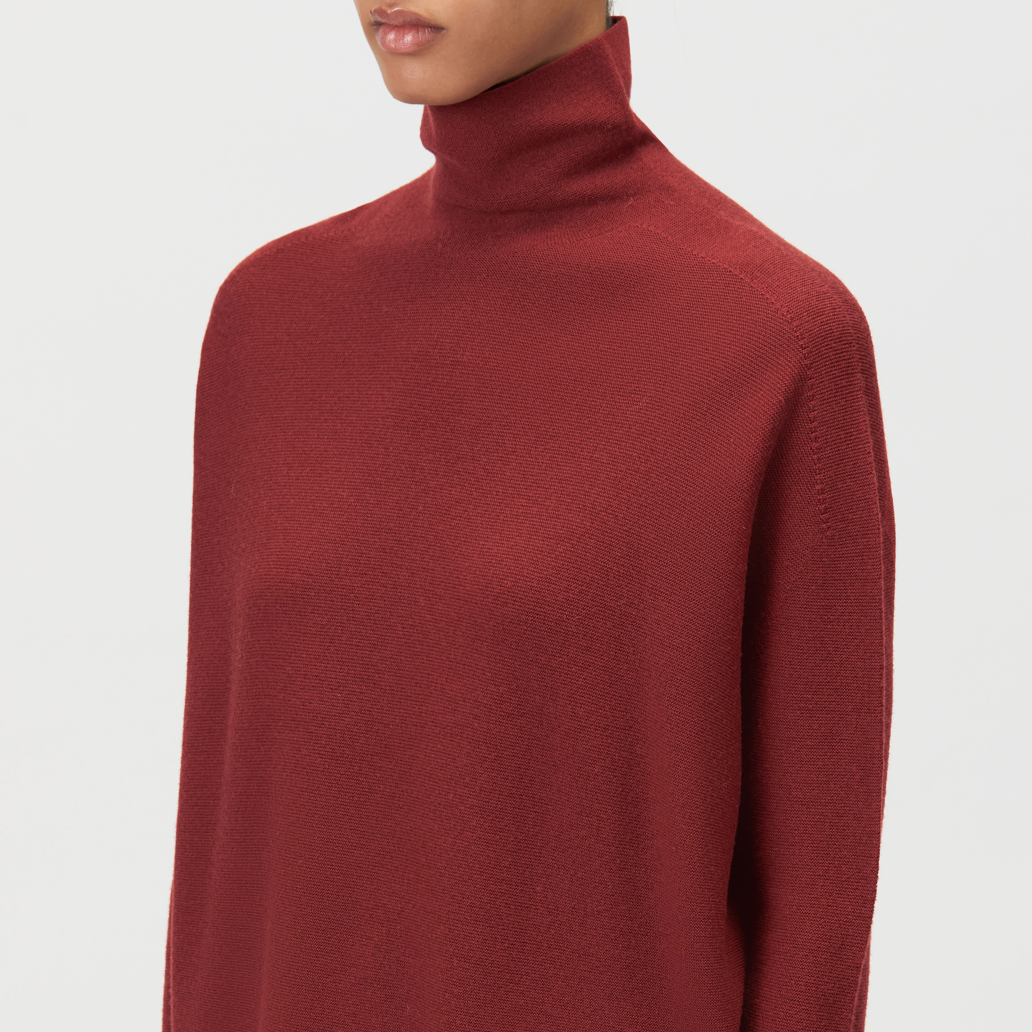 LIORA - Egg-shape turtleneck jumper in 100% merino wool - women - red - Detailansicht am Model