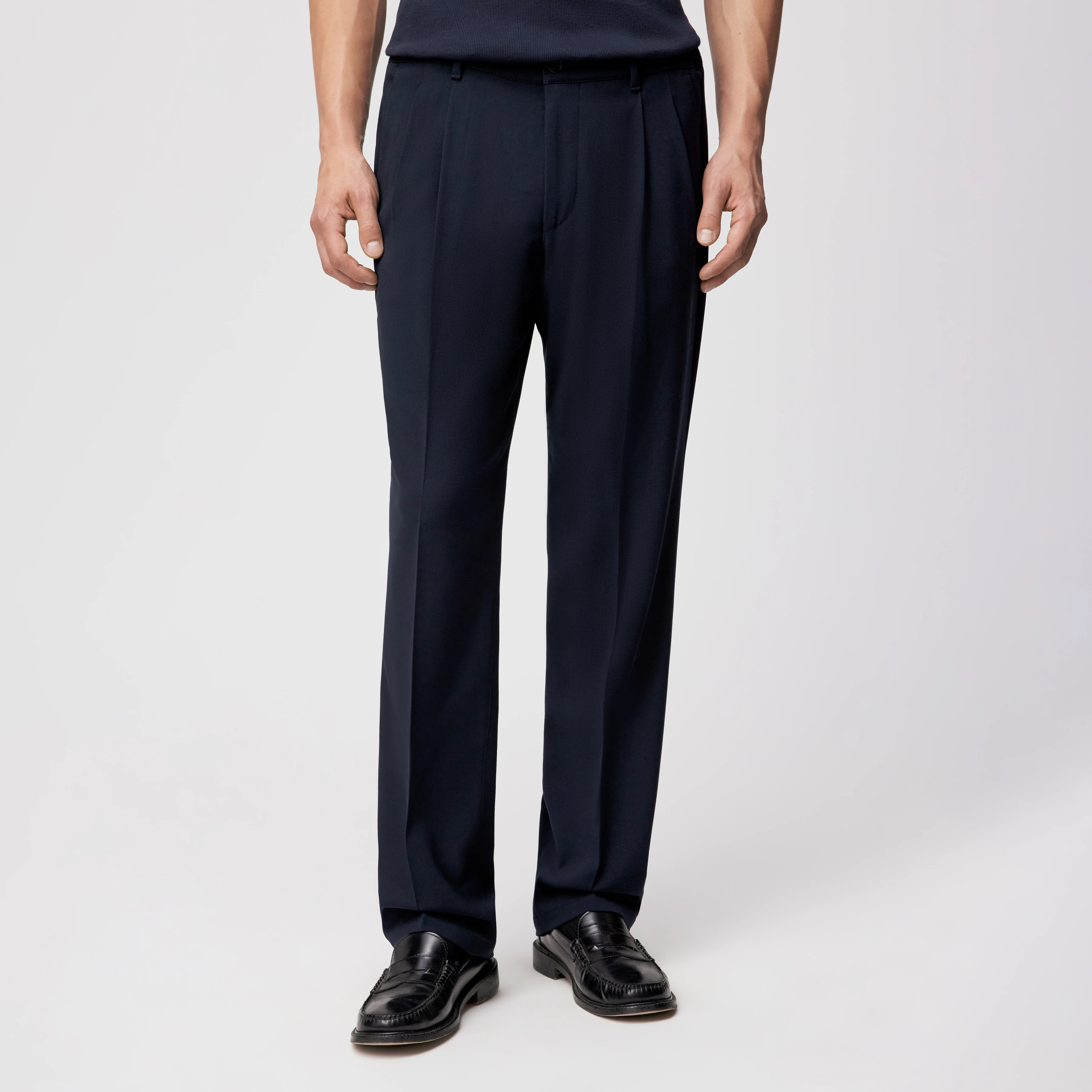 LEEK - Relaxed Fit Bundfaltenhose in Gabardine - Herren - blau - Frontansicht