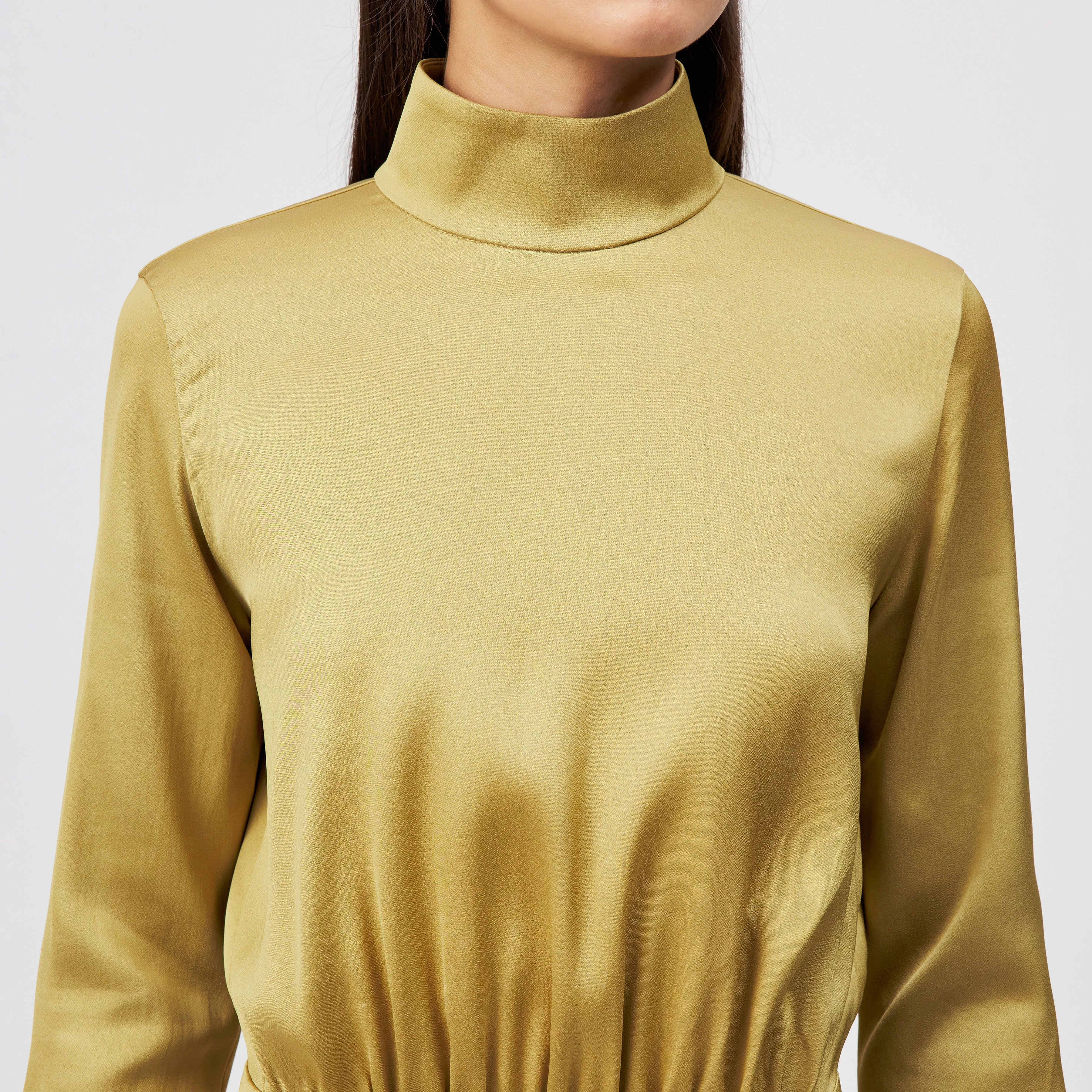 OVINE - Satin stand-up collar dress - women - brown - Detailansicht am Model