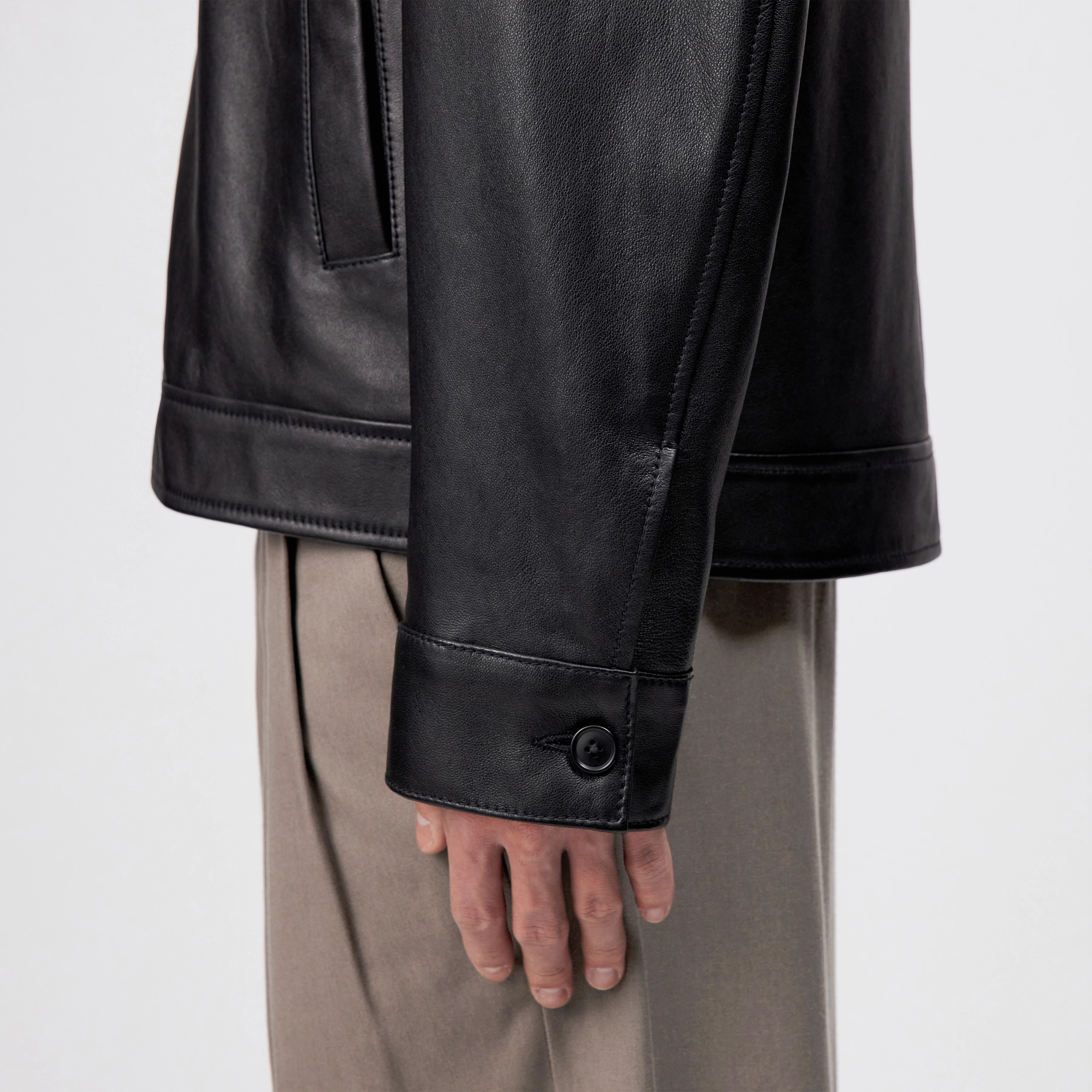 RIKKA_2 - Regular fit zip jacket in nappa leather - men - black - Detailansicht am Model