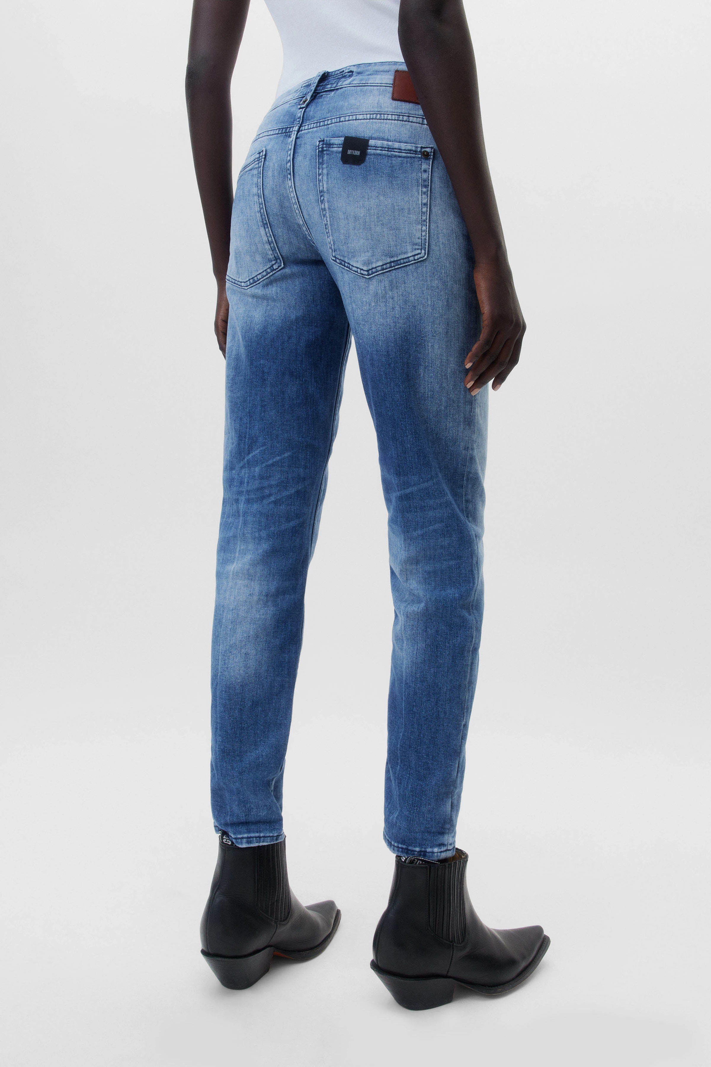 LIKE - Girlfriend Jeans in soft-touch Denim - Damen - blau - Rückansicht