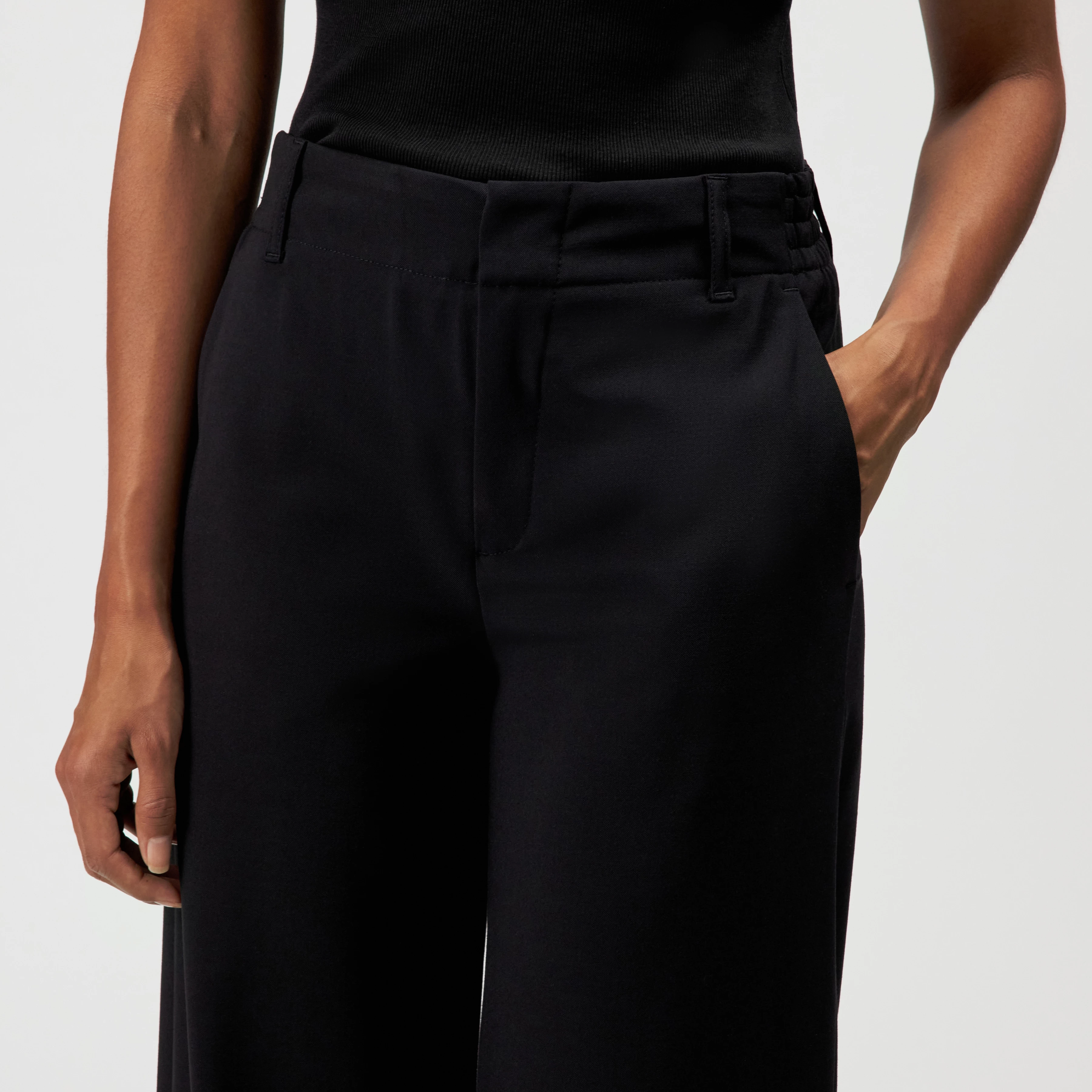 DUTIFUL - Pantalon ample en sergé - women - noir - Detailansicht am Model
