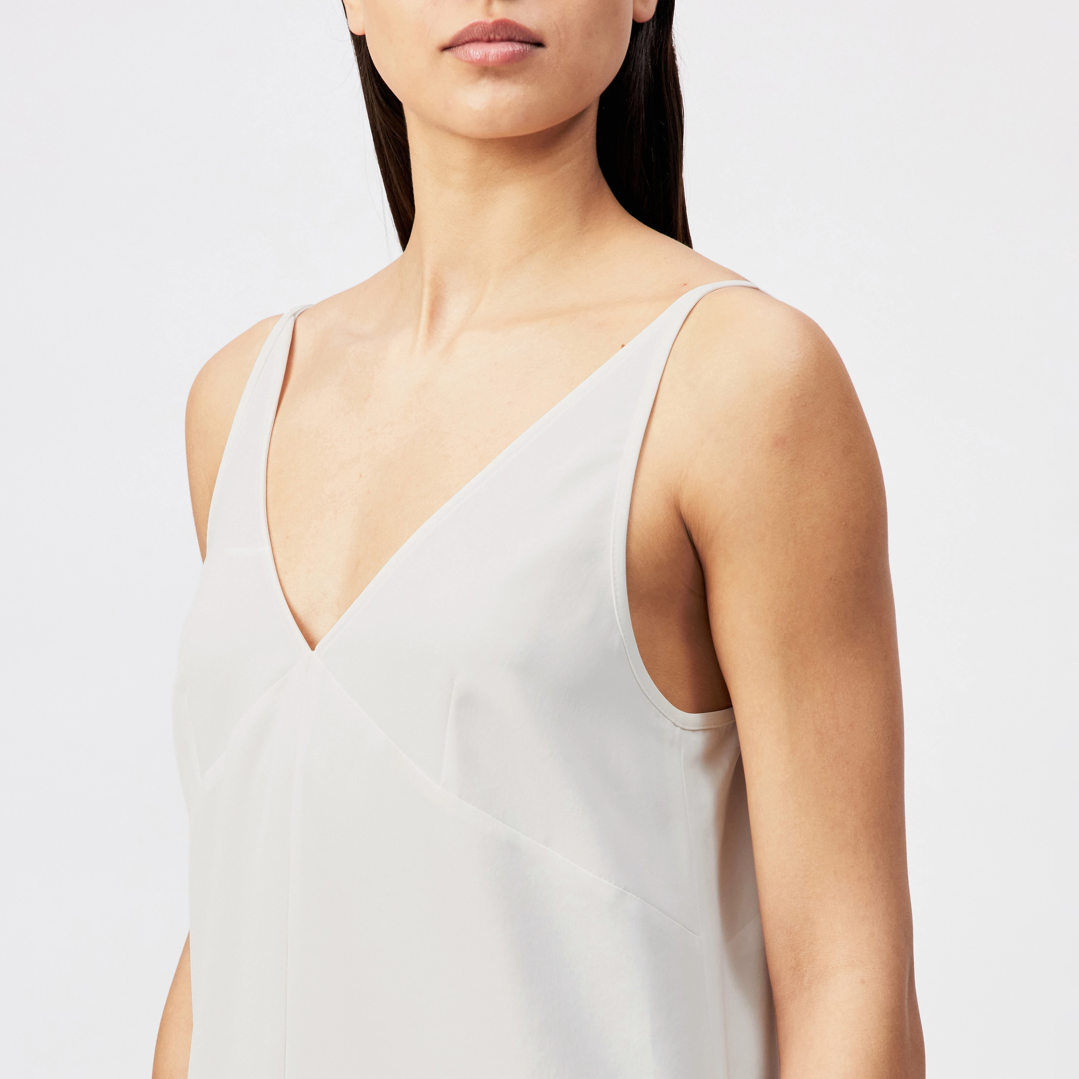 KAIREN - Luxurious satin V-neck slip dress - women - off white - Detailansicht am Model