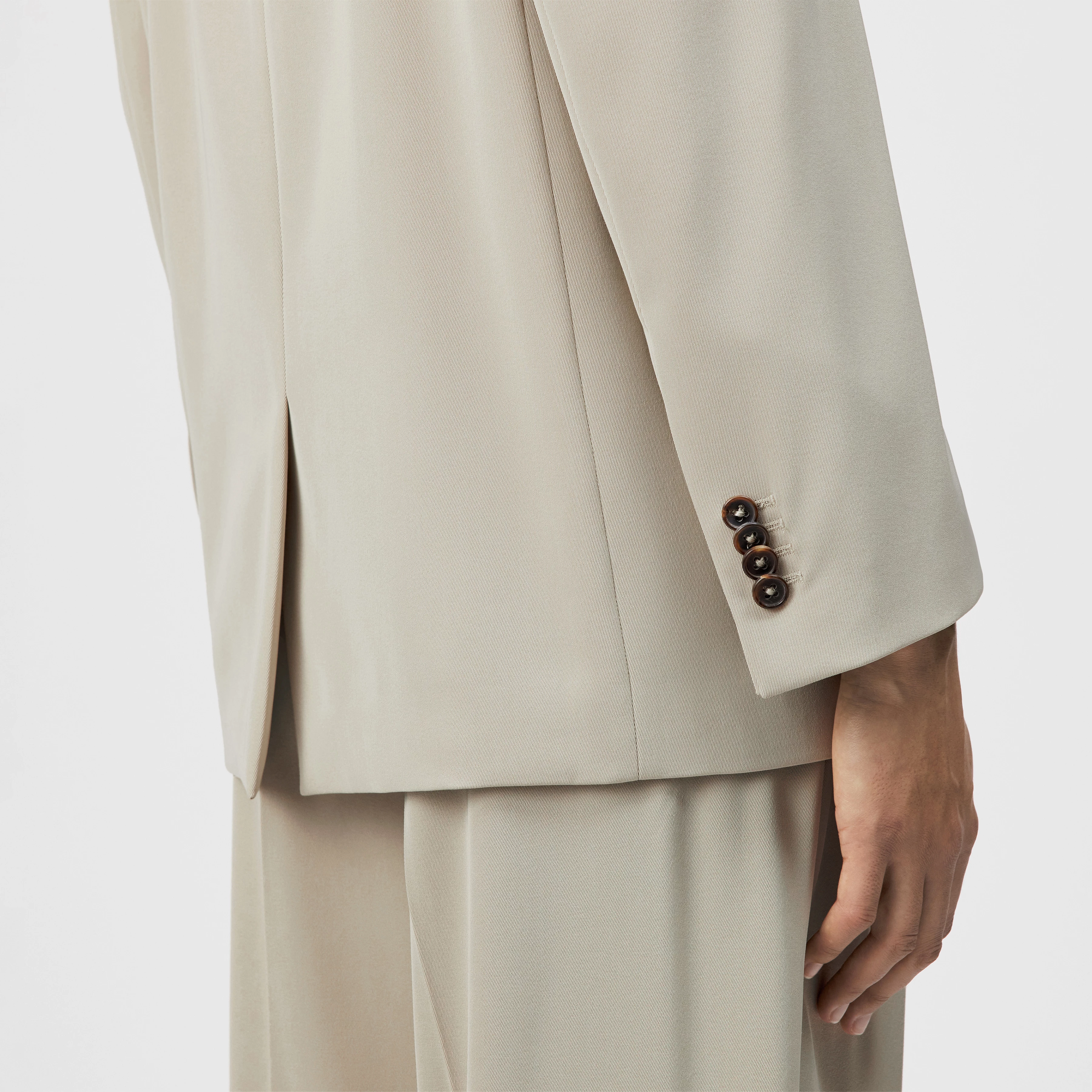 HADLOW - Double-breasted twill blazer with lapels - women - beige - Detailansicht am Model