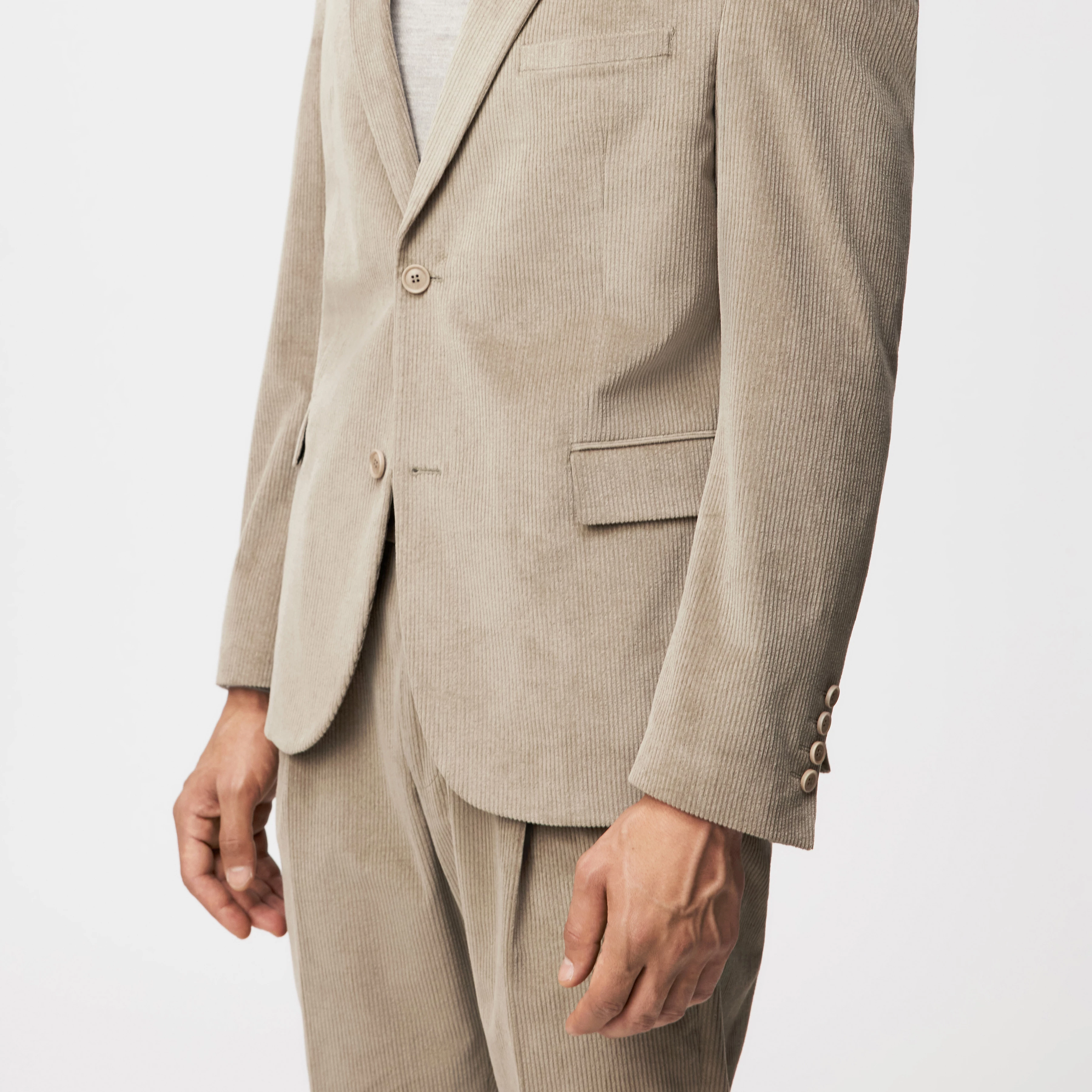 YAMES - Einreihiges Sakko in Baumwoll-Cord - Herren - braun - Detailansicht am Model