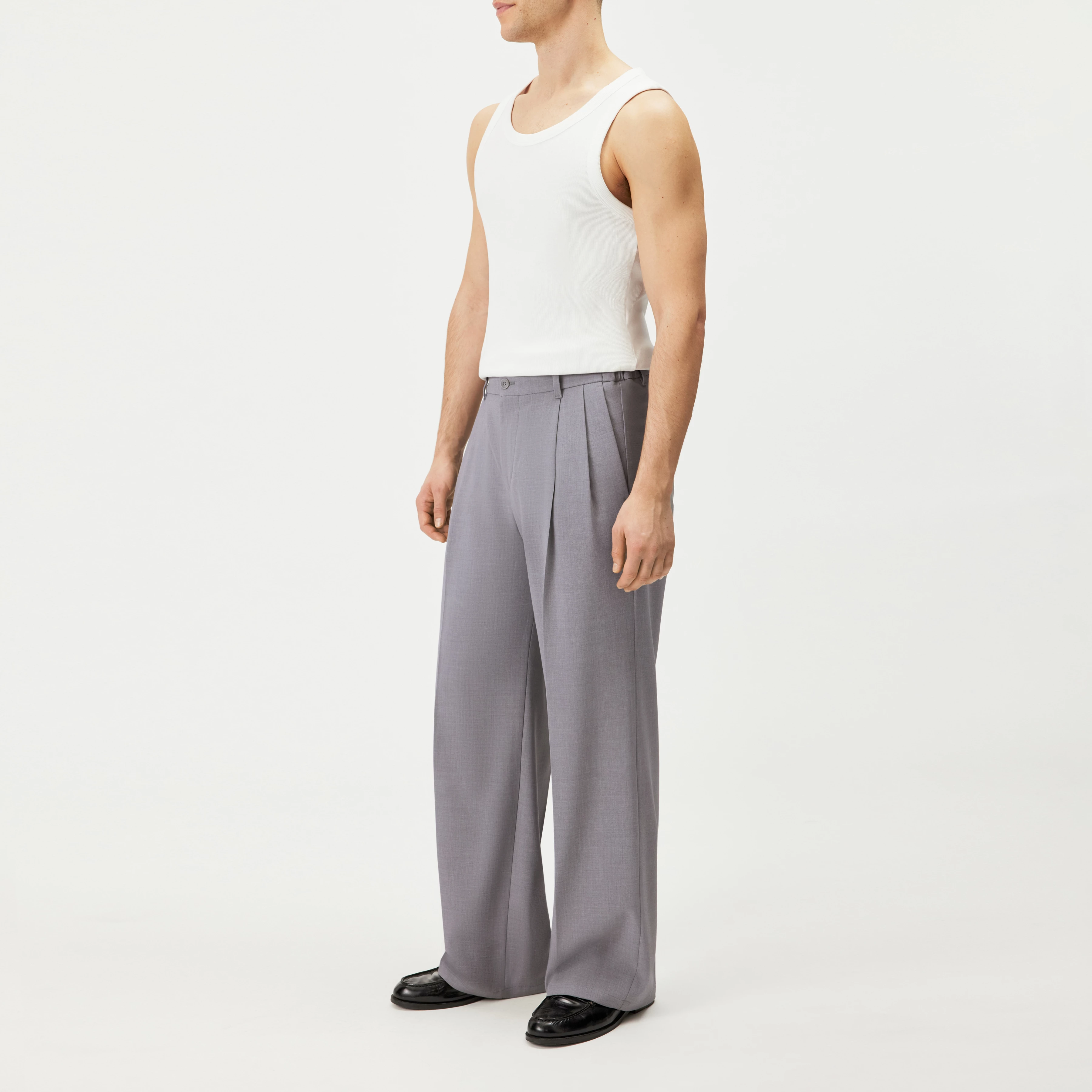 LEEK_WIDE - Relaxed fit pleated trousers in gabardine - men - grey - Seitenansicht