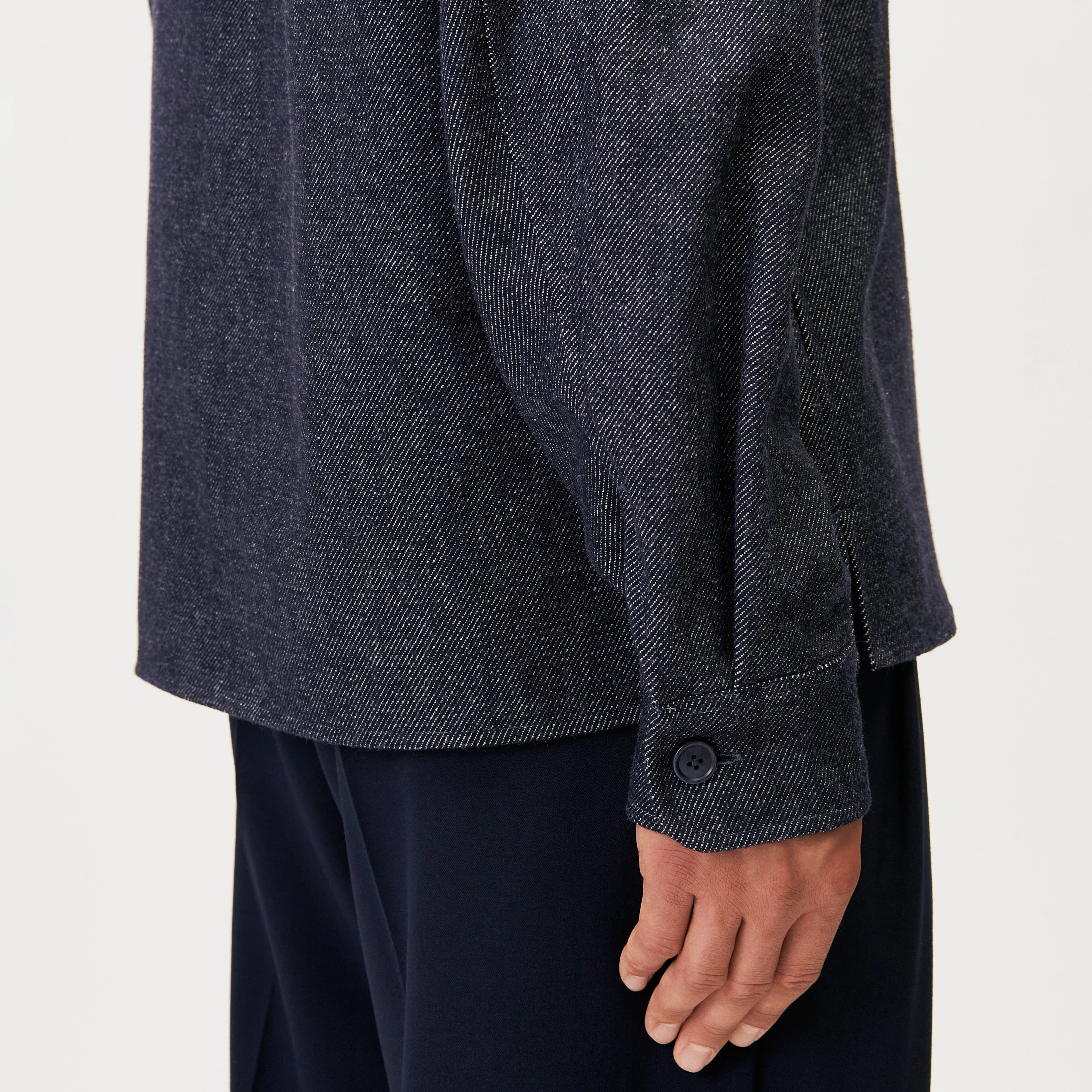GUNRAY_Z - Relaxed Fit Overshirt in Wool-Cotton Blend - men - blue - Detailansicht am Model