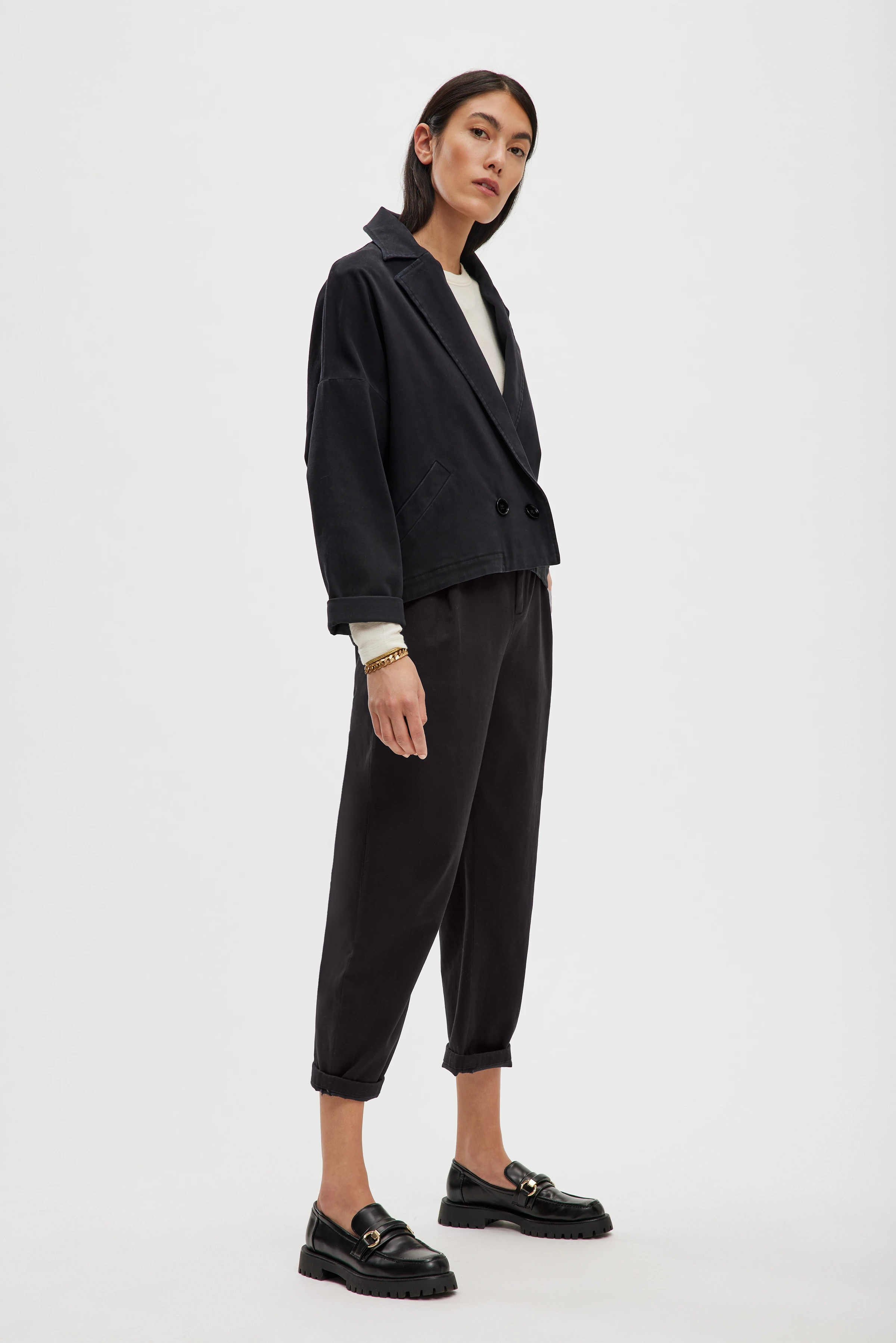 EARLY - Bundfaltenhose mit Barrel Leg - Damen - schwarz - Ganzkörper-Frontansicht