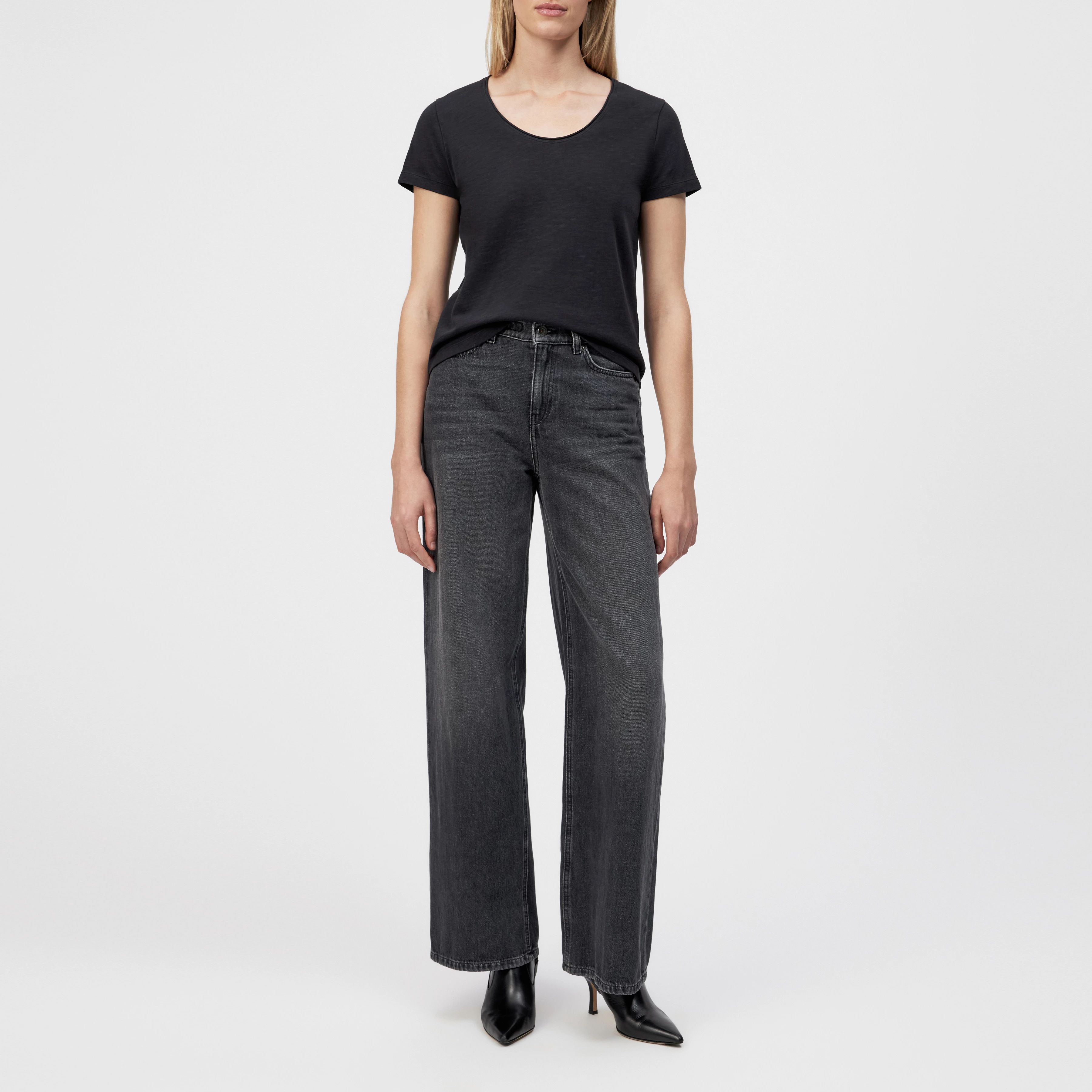 NAVIVI - Pure cotton T-shirt - women - black - Ganzkörper-Frontansicht