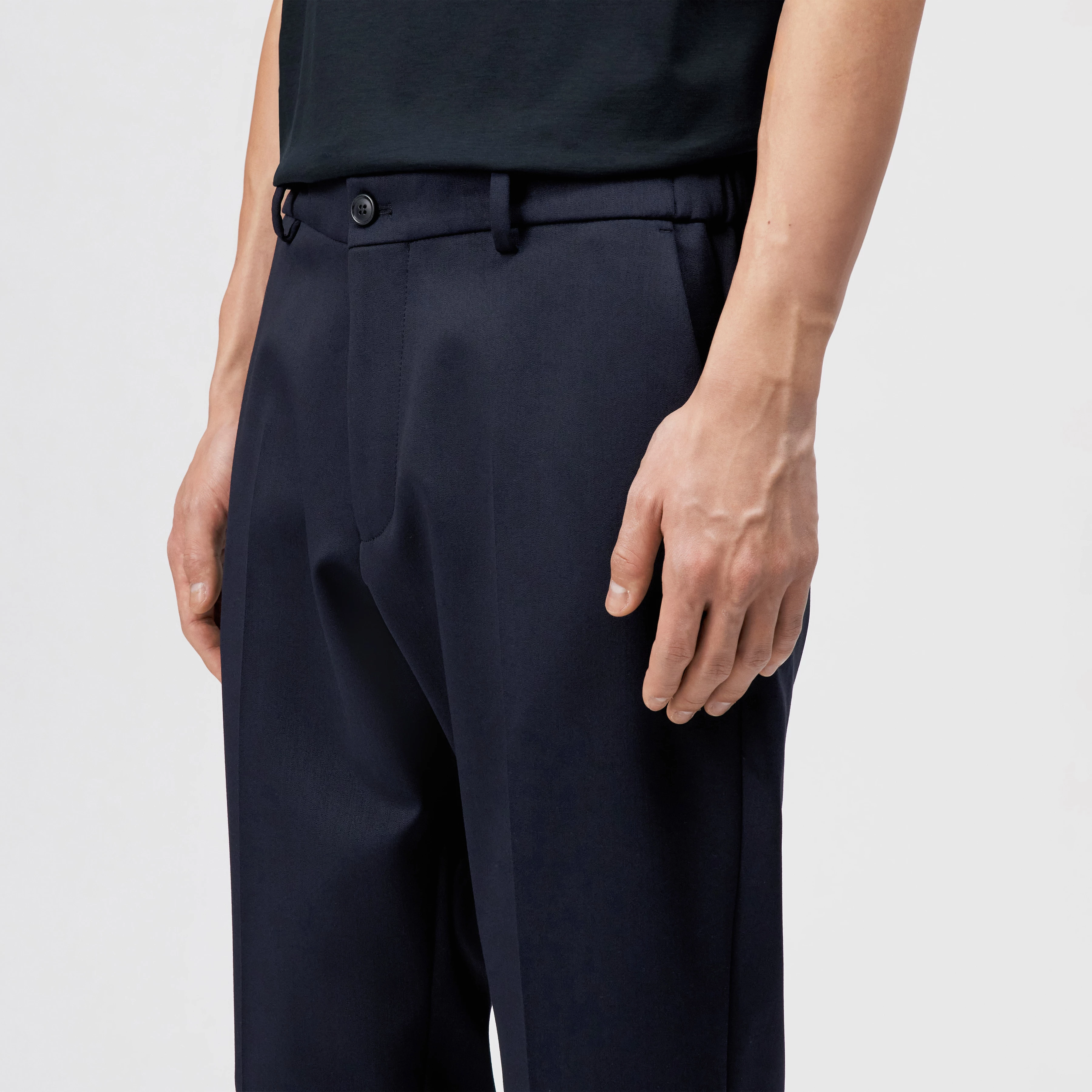 AJEND - Tailored trousers in viscose blend - men - blue - Detailansicht am Model