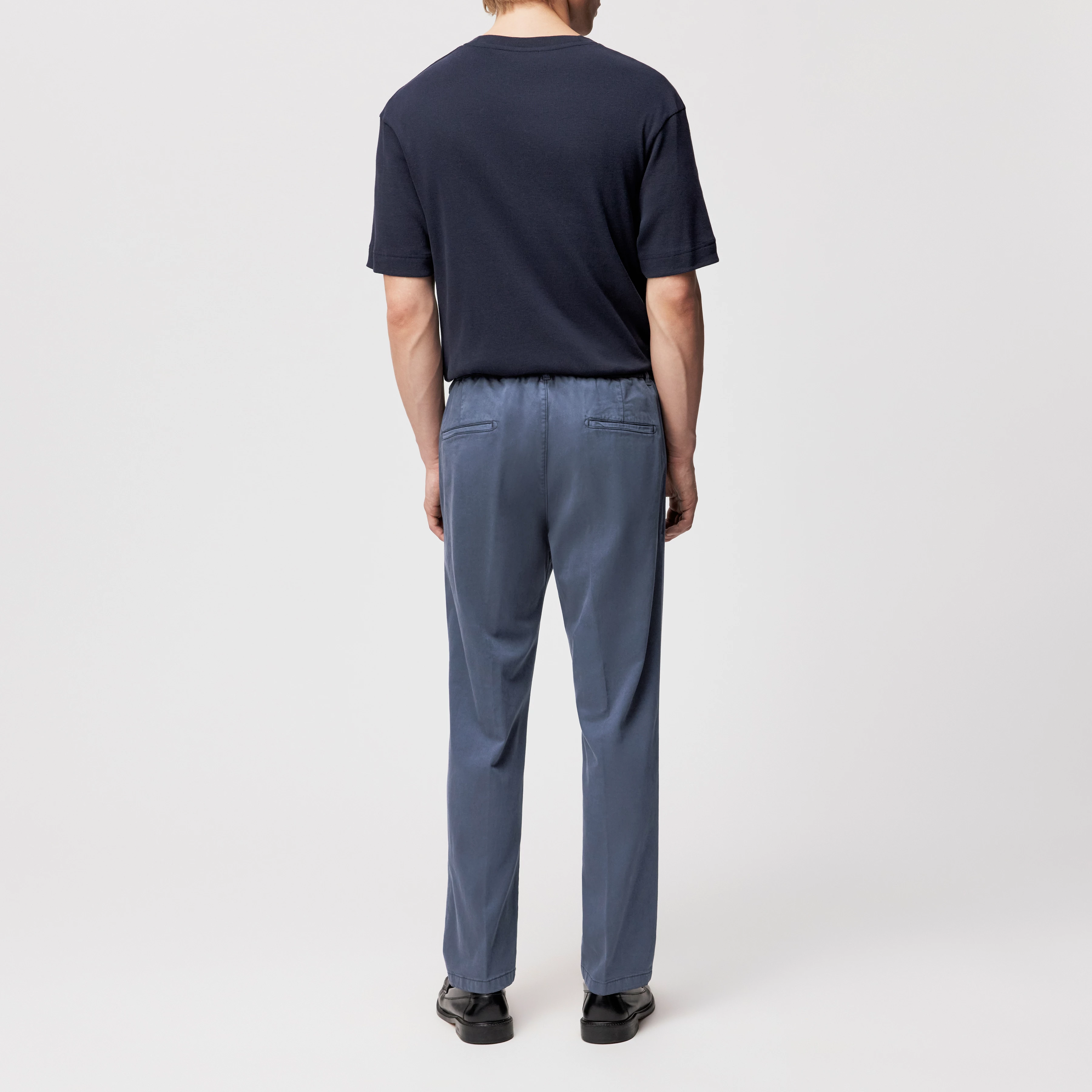 CHASY_RGLR - Casual trousers with pleats in soft cotton - men - blue - Rückansicht