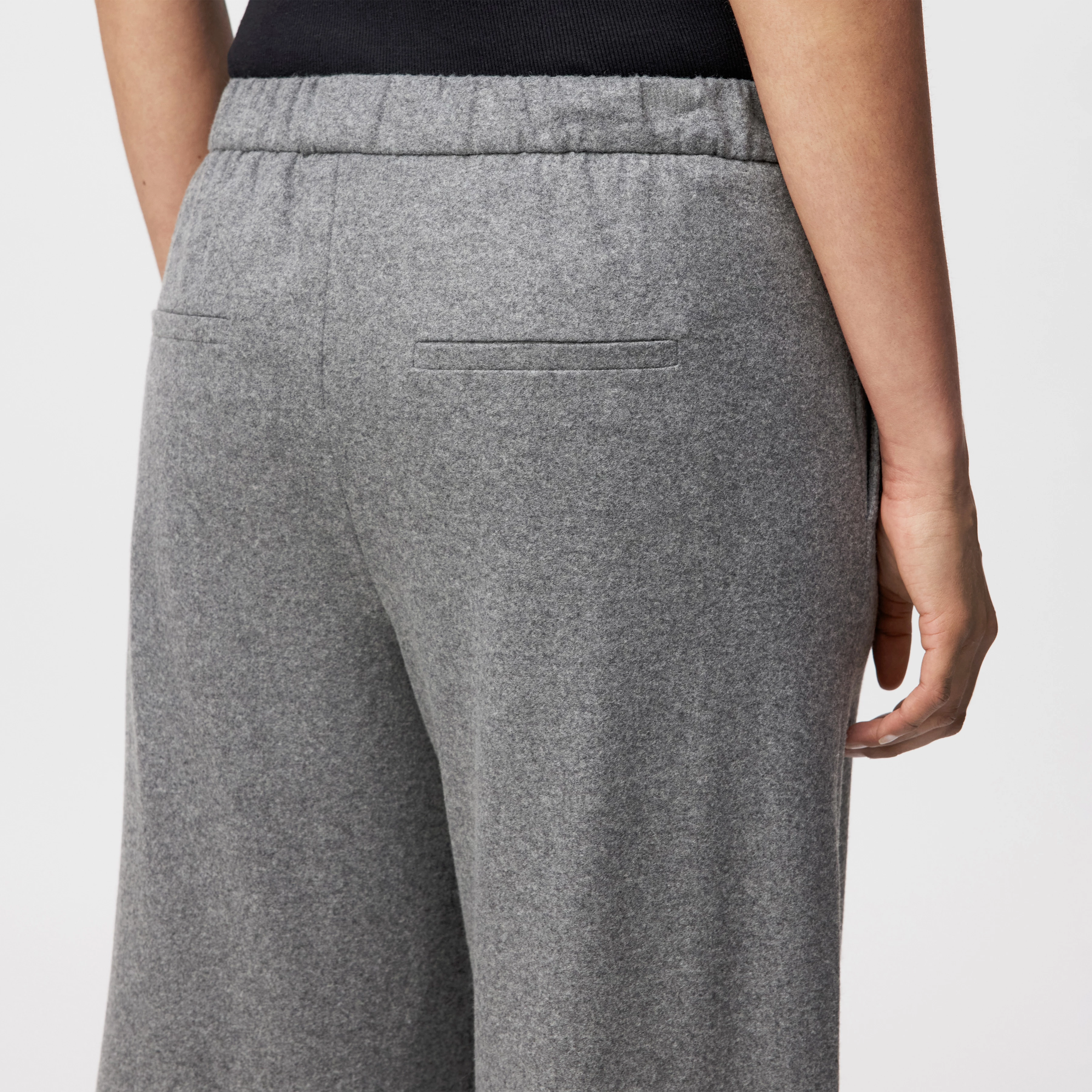 CONSIDER - Schlupfhose mit Barrel-Leg in Jersey Woll-Mix - Damen - grau - Detailansicht am Model