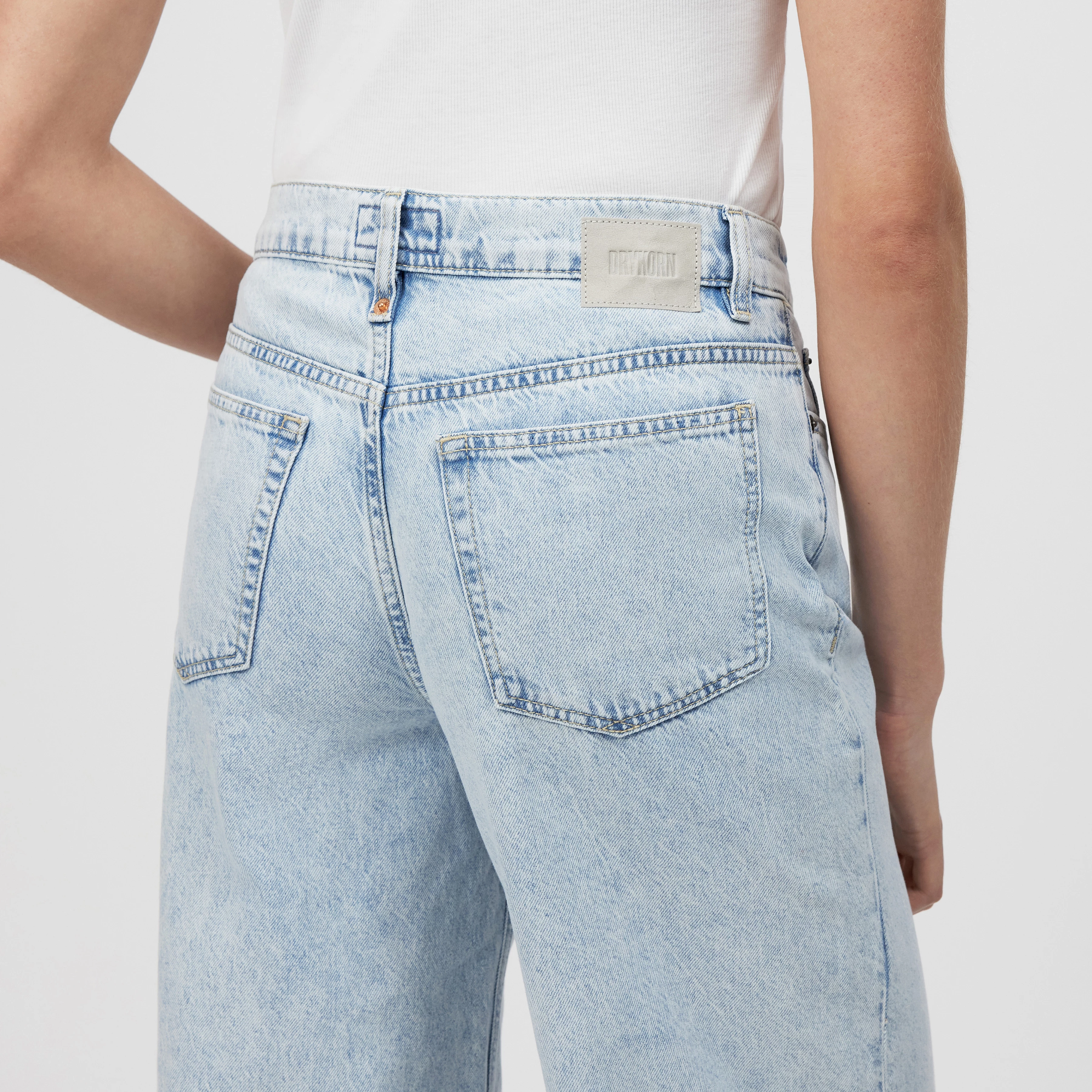 FLUNG - Mid-Waist Jeans in Light-Blue Denim - Damen - blau - Detailansicht am Model
