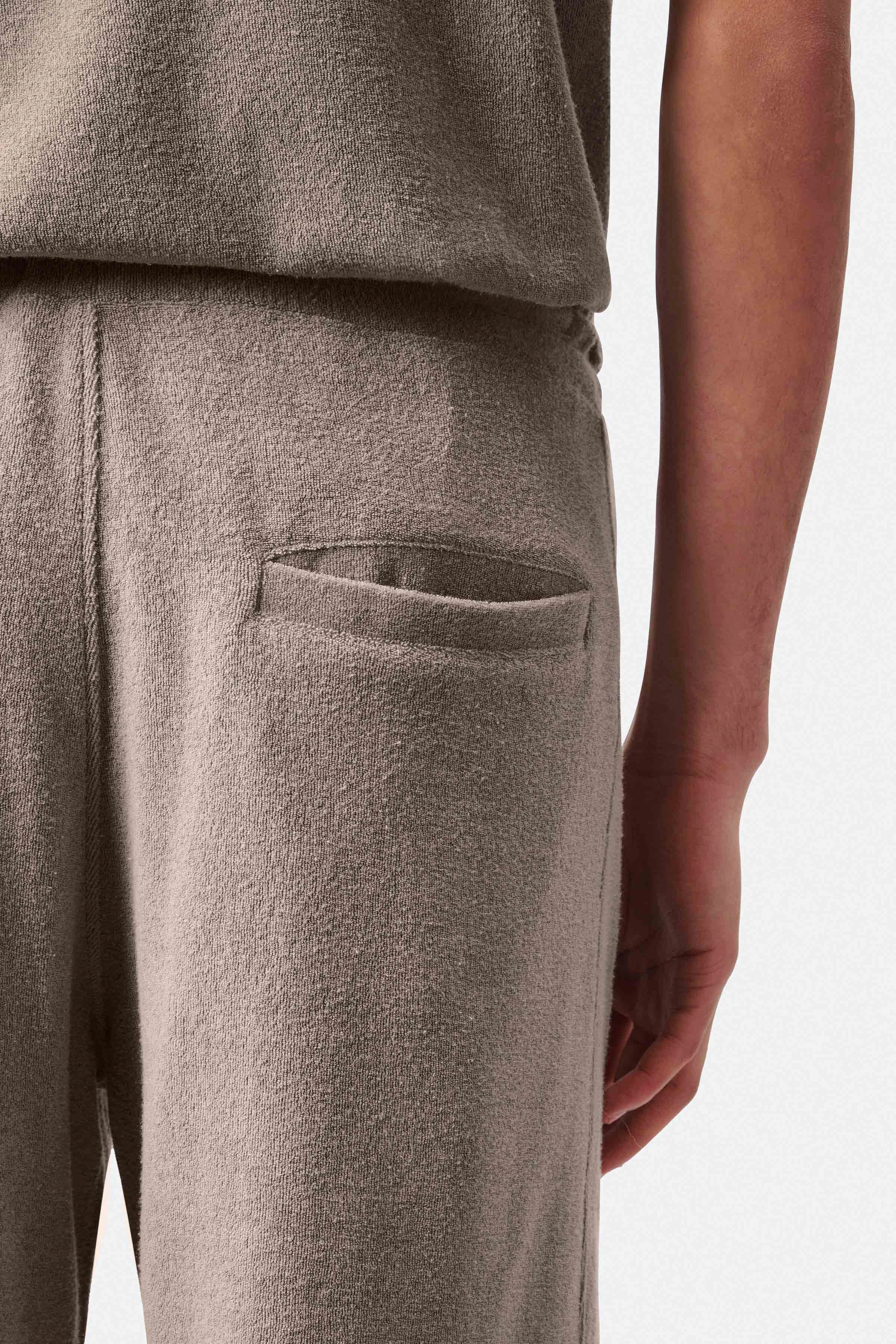 BRIKKO - Casual shorts in cotton-viscose blend - men - beige - Detailansicht am Model